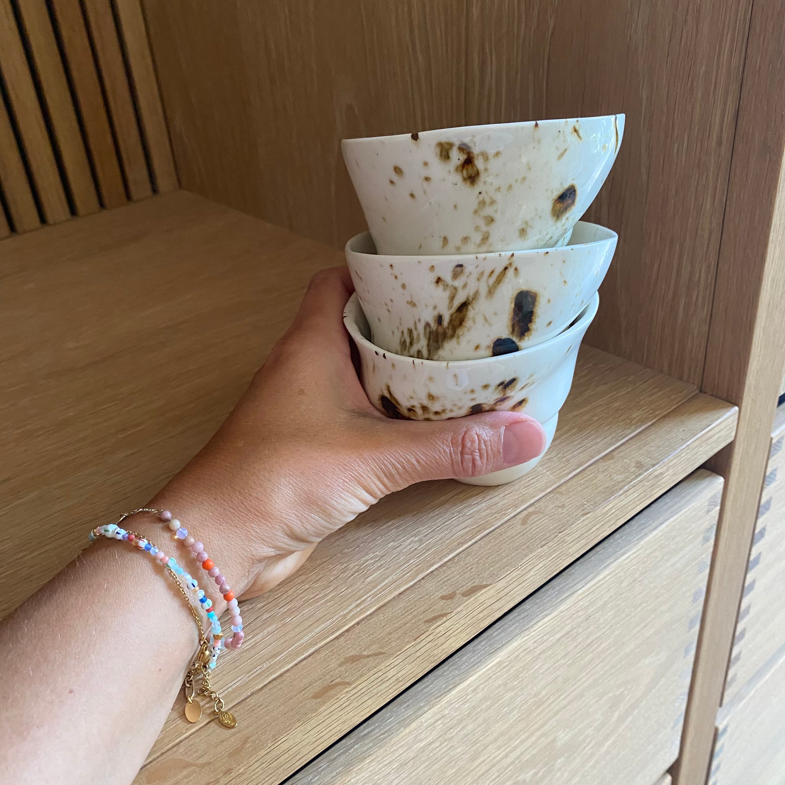 stor og smuk håndlavet kop i hvid og med mørkebrune pletter. den hedder sort sol