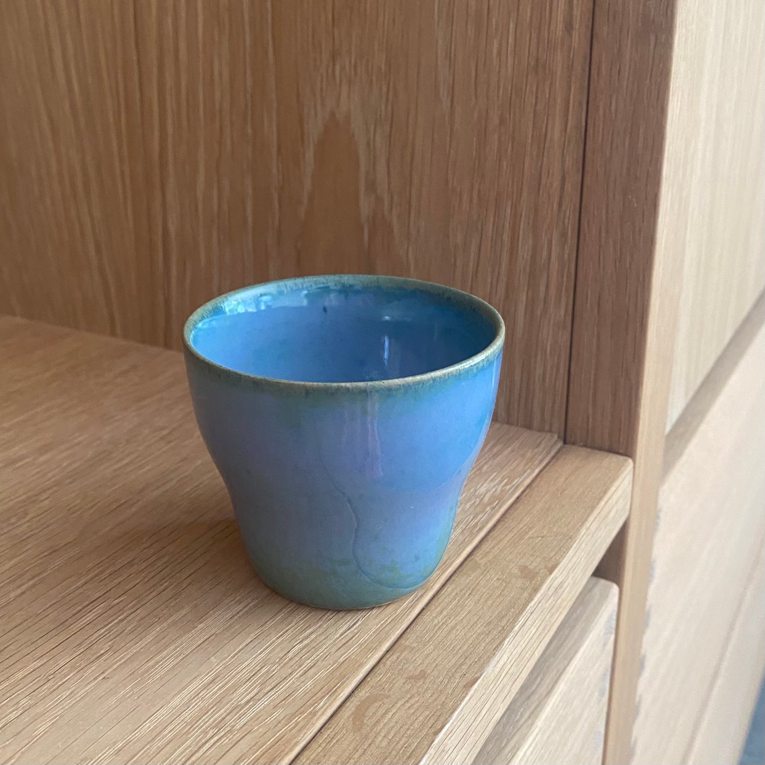 Haandlavet espressokop i blå unik glasur. dansk design af oh oak keramik