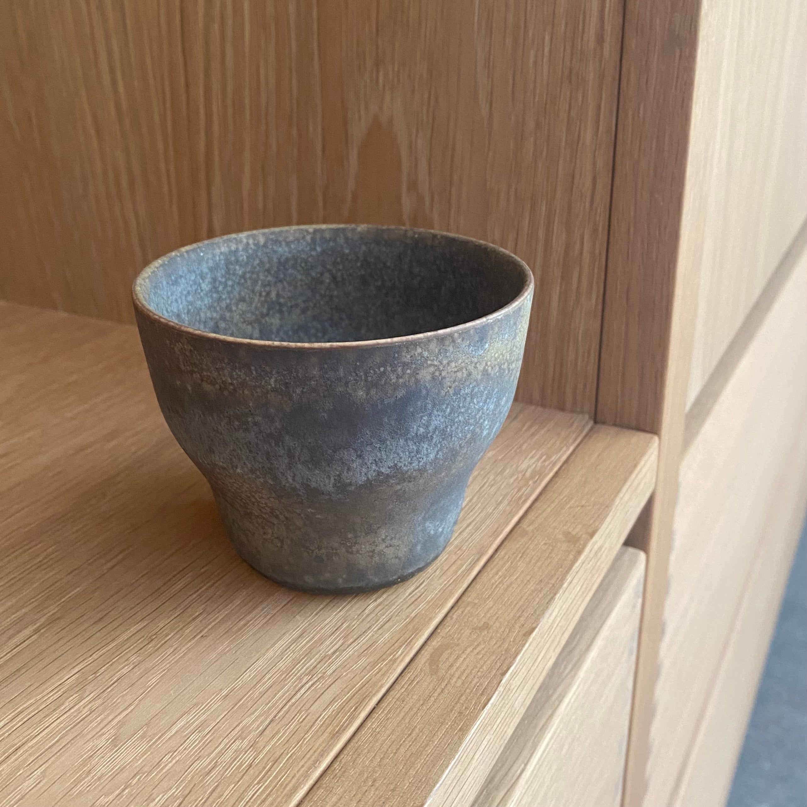 dansk haandlavet kaffekop i farven granit fra danske keramiker oh oak. 