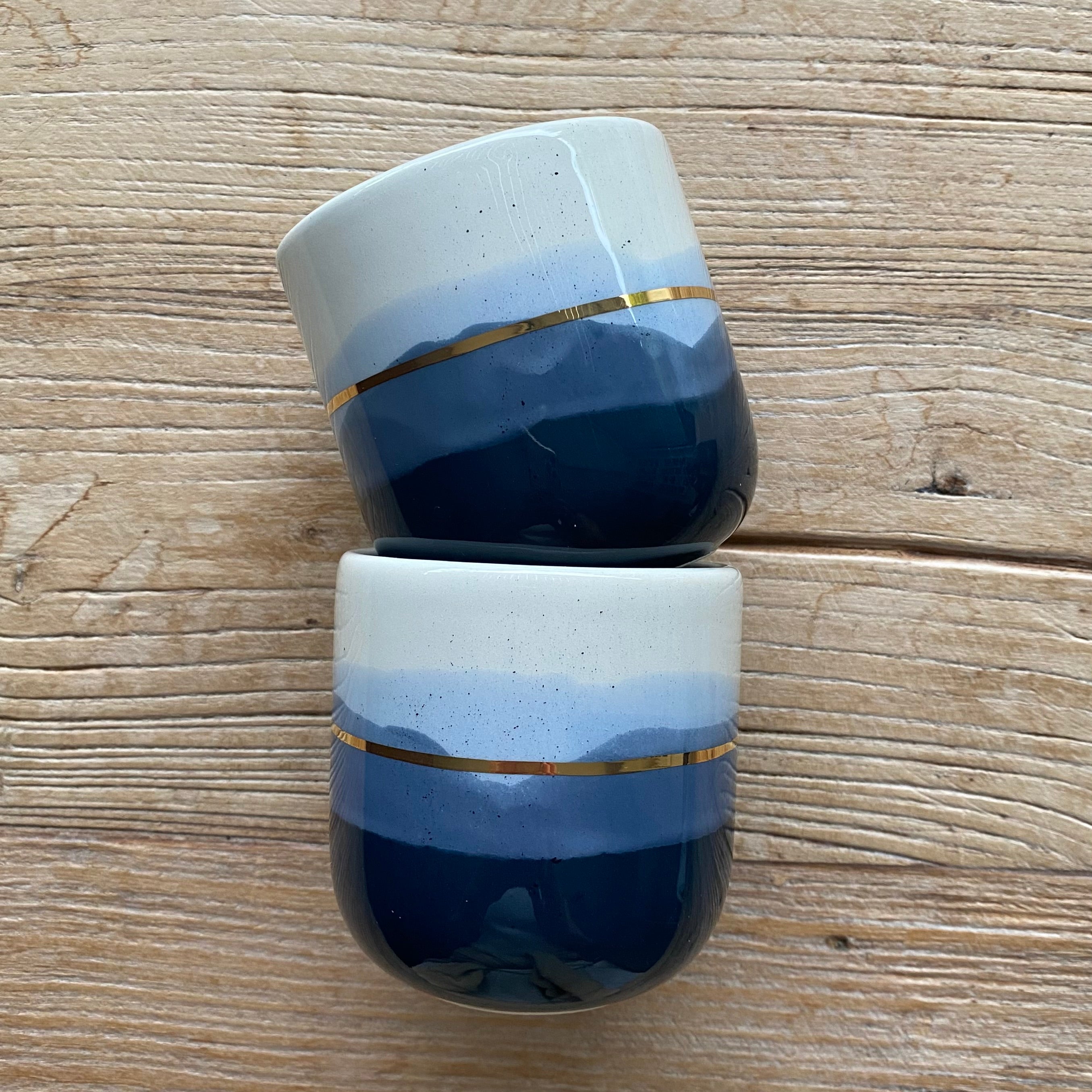 Håndlavet keramikkop ‘Landscape’ i mørkeblå og lyseblå med gulddetalje 