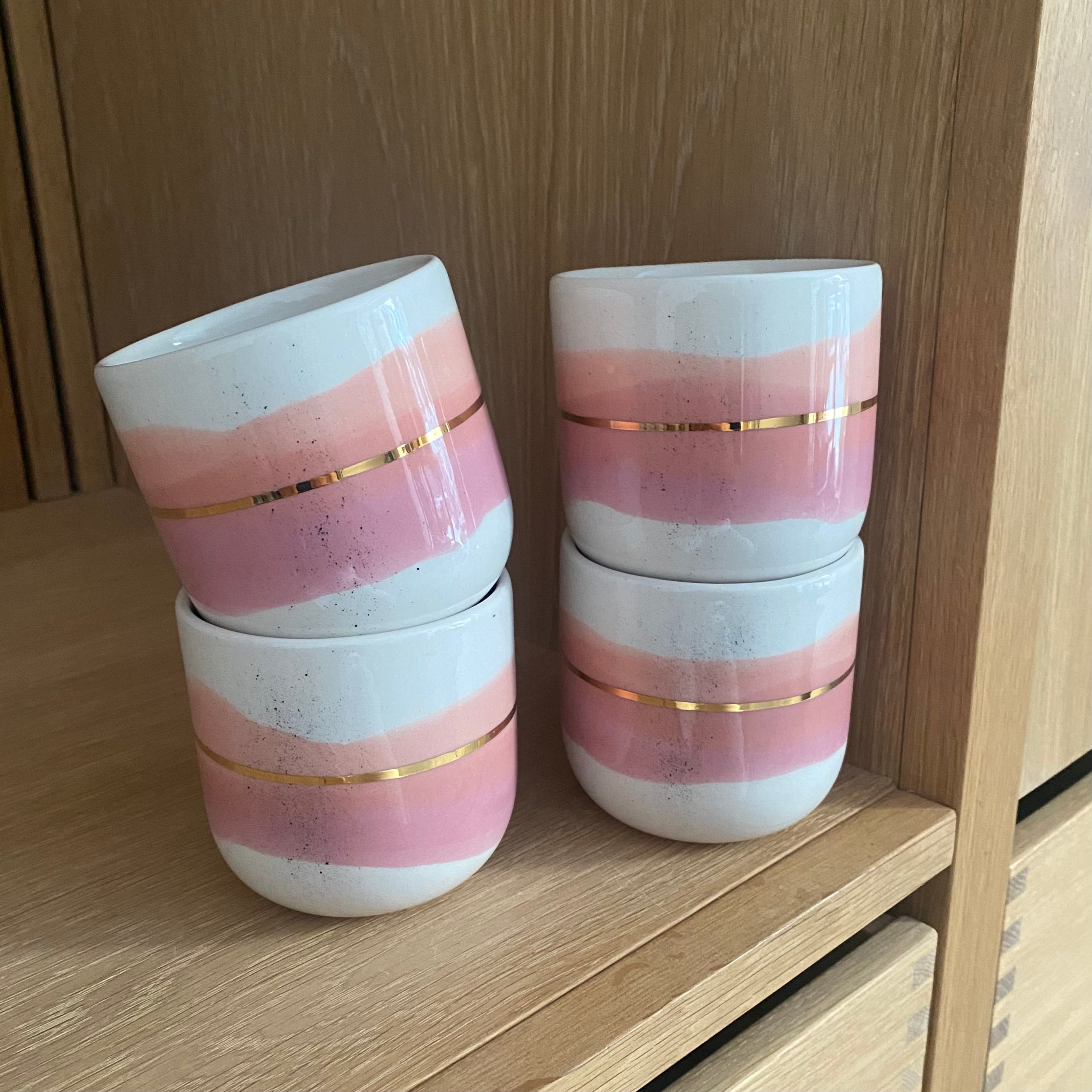 Håndlavet keramikkop latte i koral og lyserød og med gulddetalje 