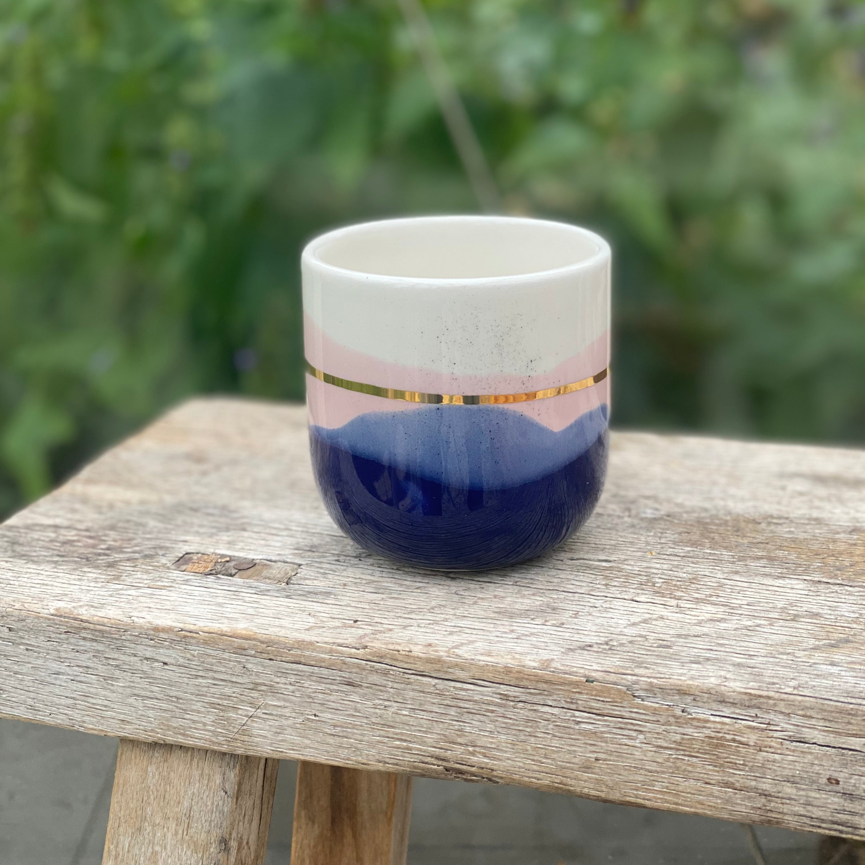Håndlavet keramikkop i latte-størrelse, Landscape design i kongeblå og lyserød med gulddetaljer fra Marinski Heartmades