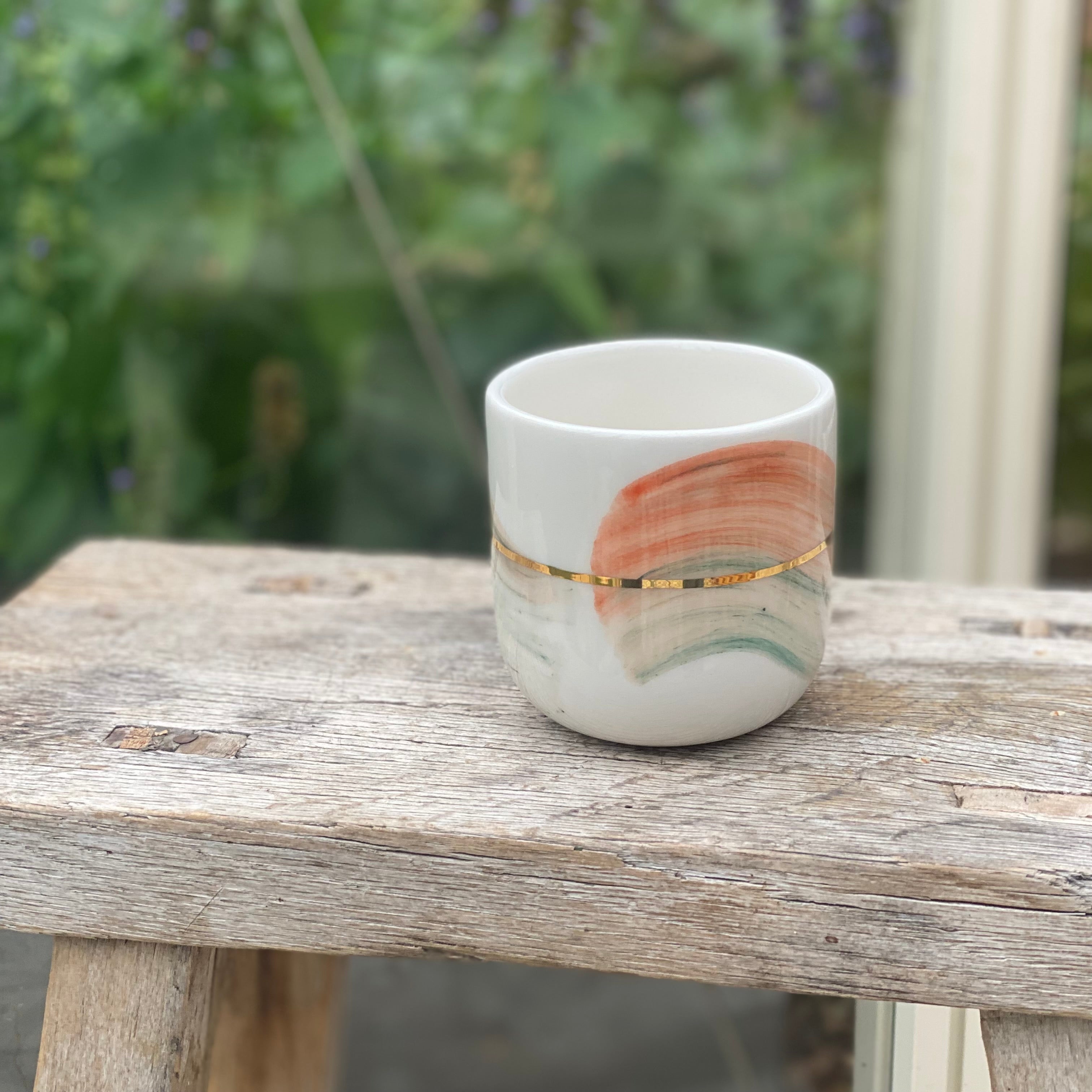 Latte keramikkop i mint og coral med gulddetaljer – håndlavet keramik fra unika:k