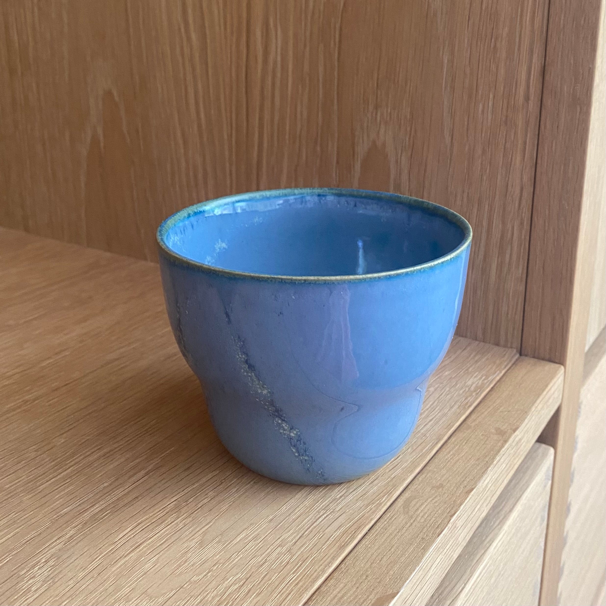 stor kop i designet nexoe haandlavet af keramiker oh oak. farven er smuk blå inspireret af havet rundtom bornholm