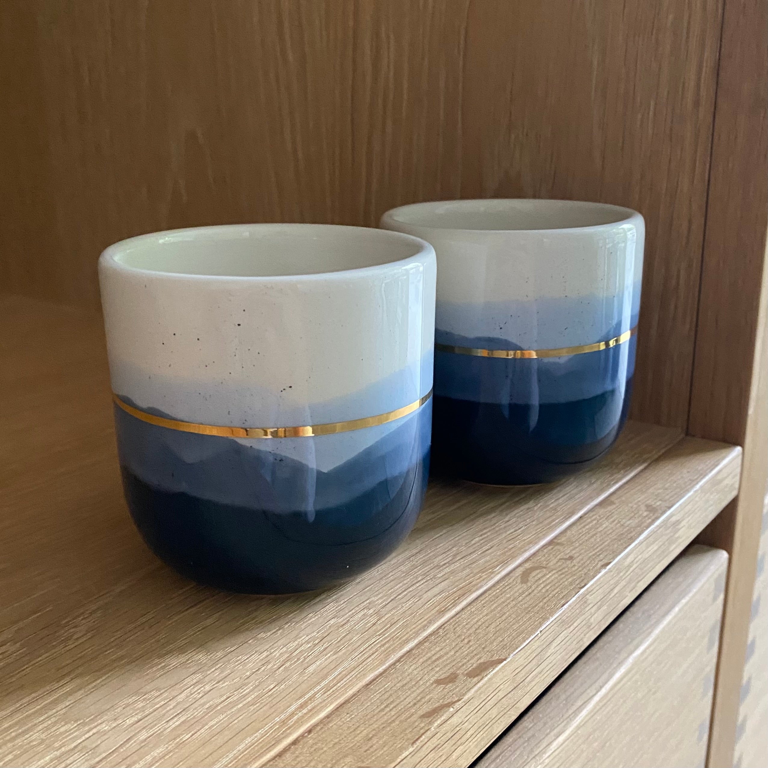 Keramikkop set oppefra – blå glasur og guldstreg, håndlavet design fra Marinski Heartmades