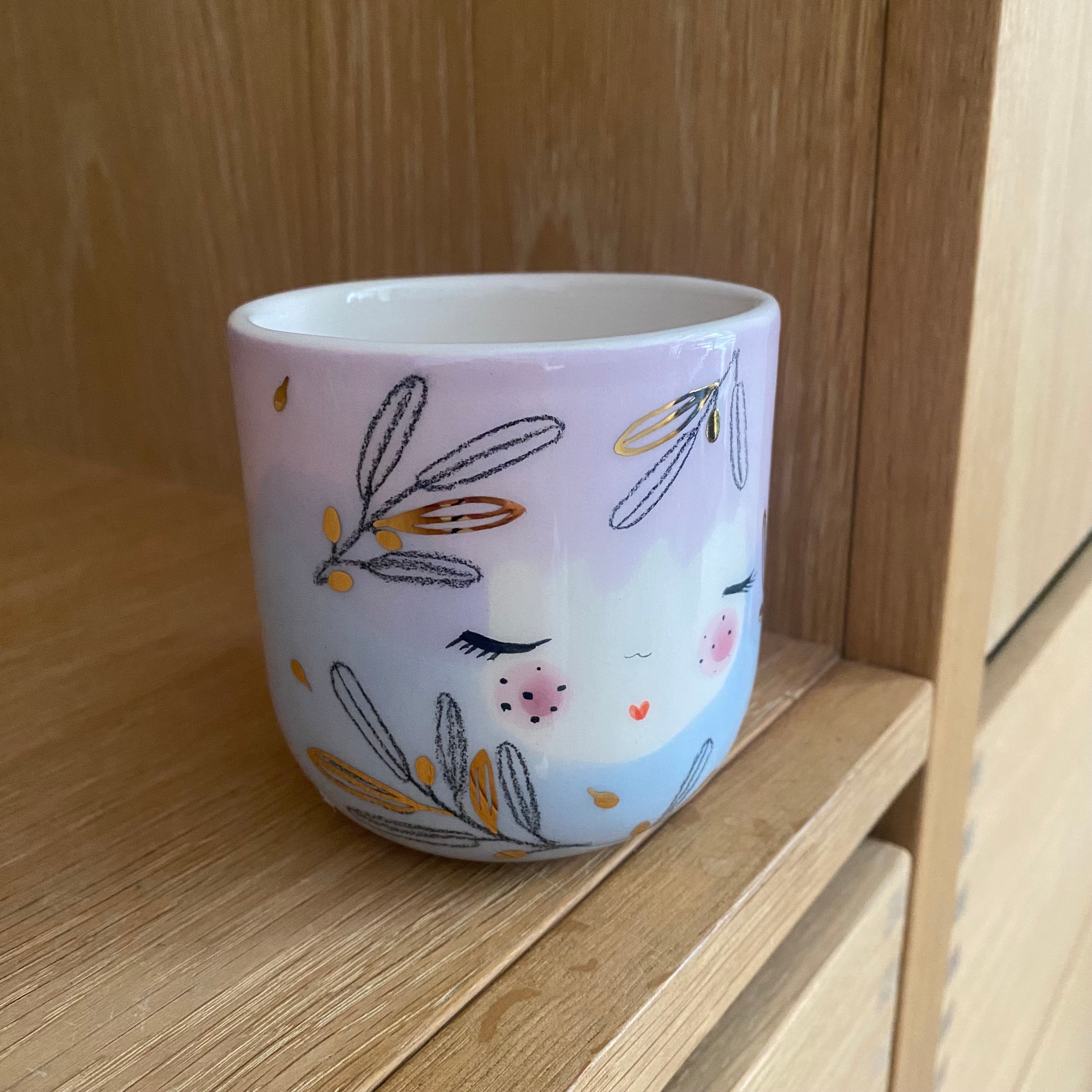 Håndlavet keramik lattekop Olives fra Marinski med blå og lilla pasteller og gulddetaljer