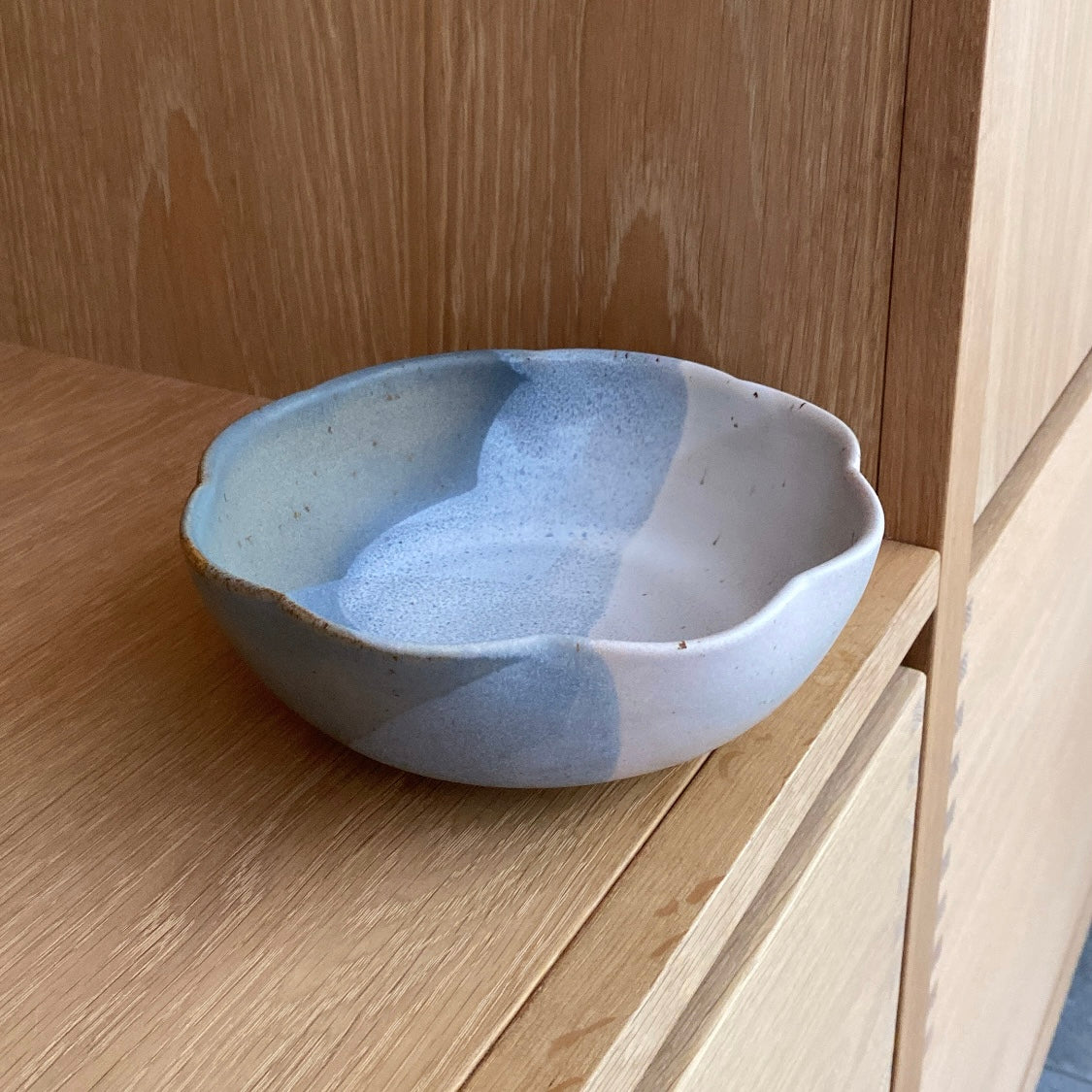 Håndlavet blå keramisk skål – bred model 'Flower Hortensia' fra Marinski Heartmades