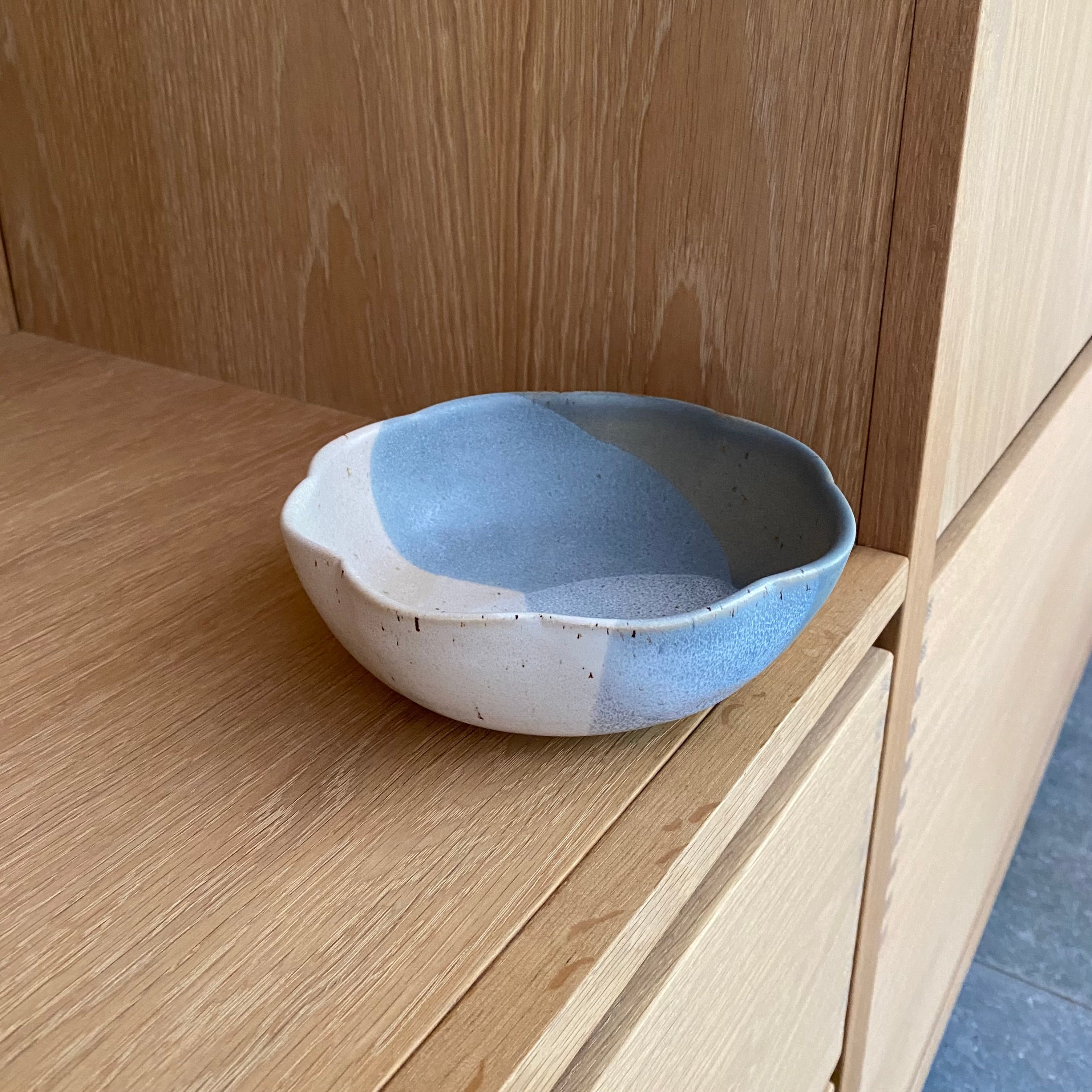 Unika keramikskål i blå glasur – hånddrejet skål fra Marinski