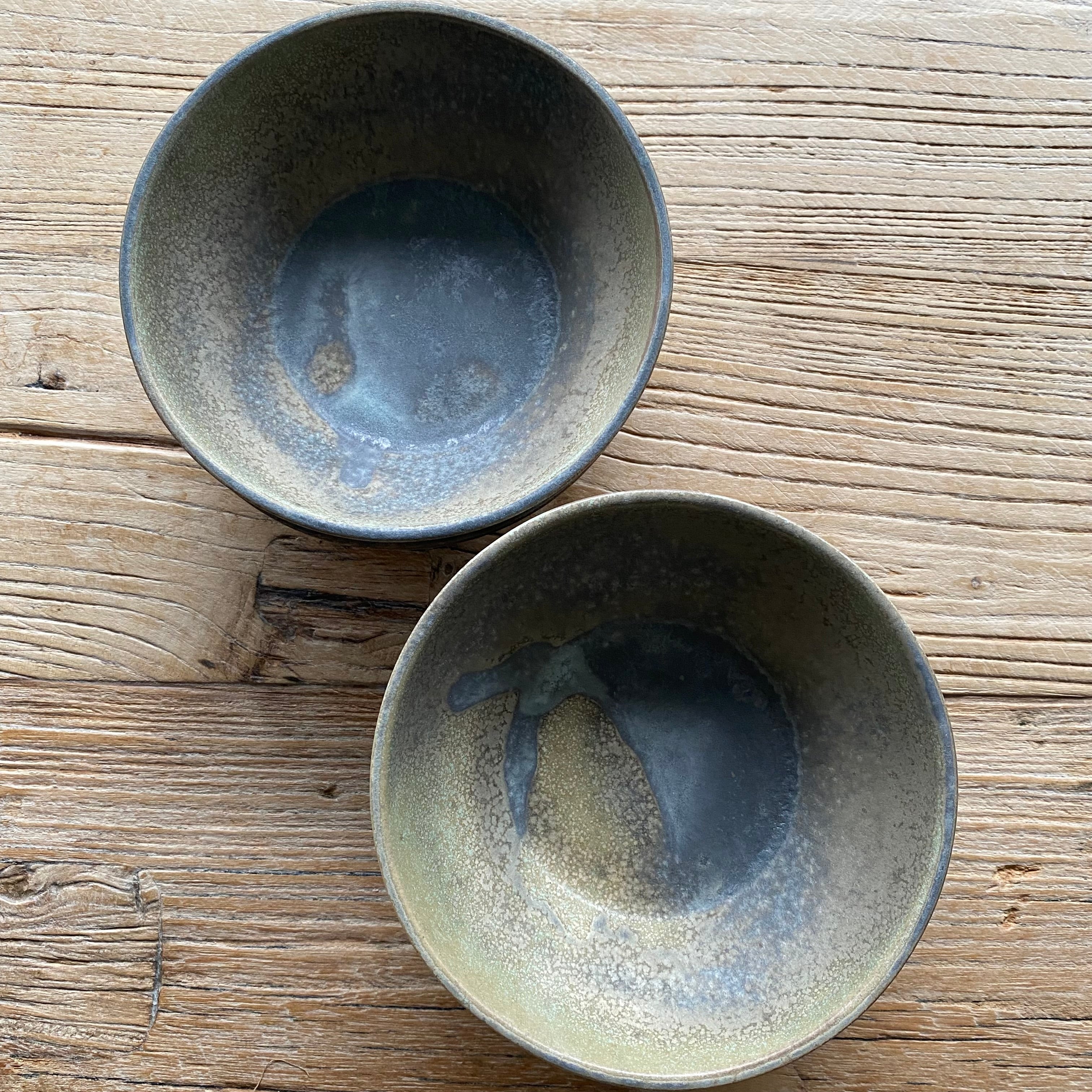 Detaljebillede af lille Nexø-skål i granit – håndlavet keramik fra Bornholm