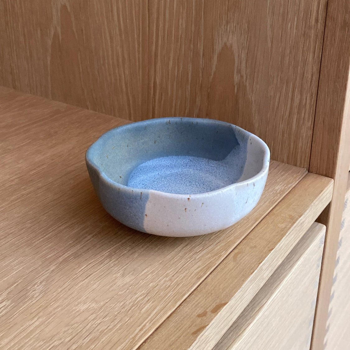 Lille håndlavet keramikskål i blå toner – model Flower Hortensia