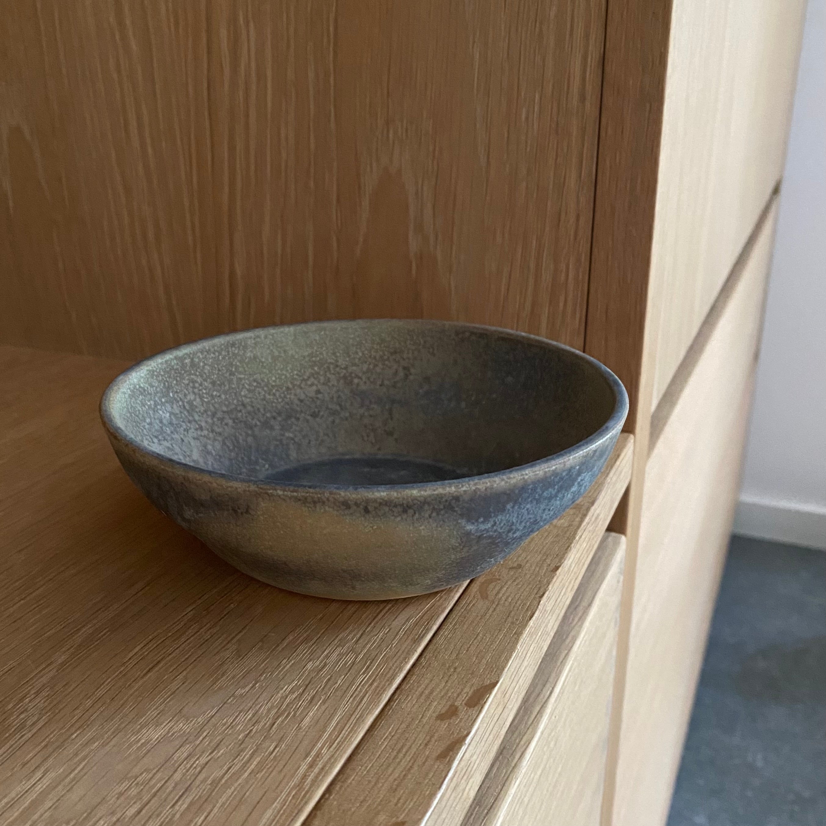 Lille håndlavet keramikskål i granitgrå fra Oh Oak – Nexø-serien