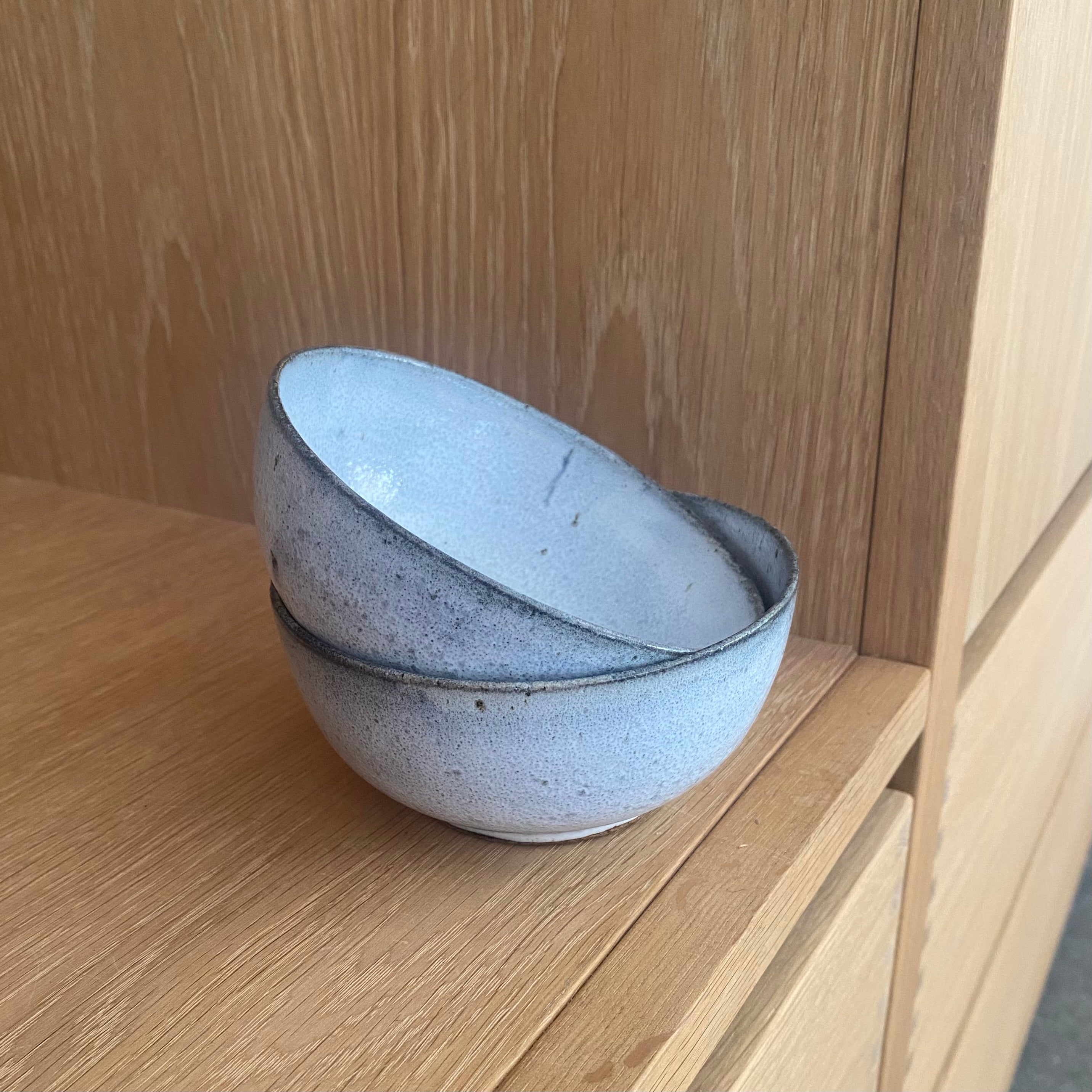 Unik lille keramikskål i lyseblå glasur