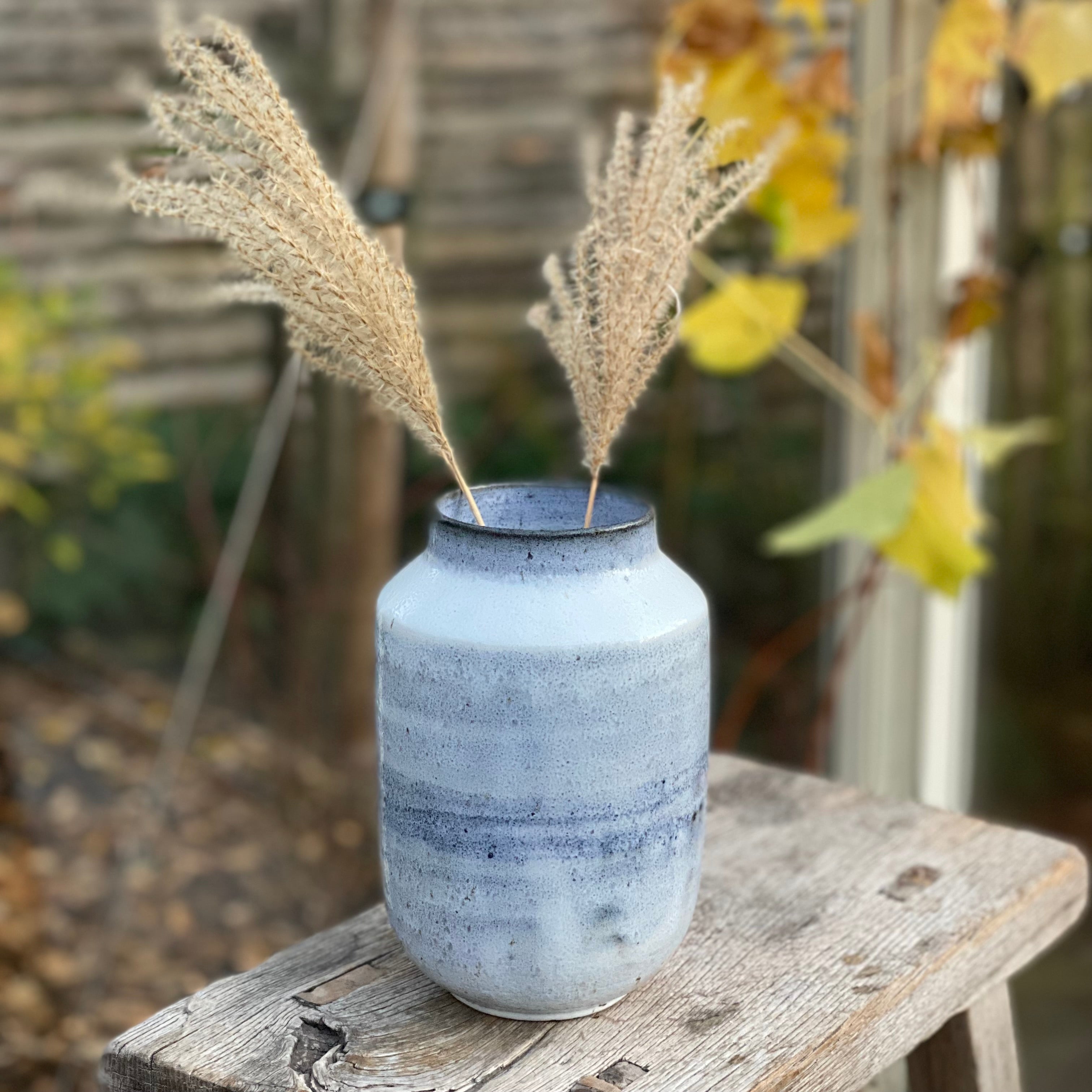 Hånddrejet keramikvase i støvet blågrå glasur – unika håndlavet vase