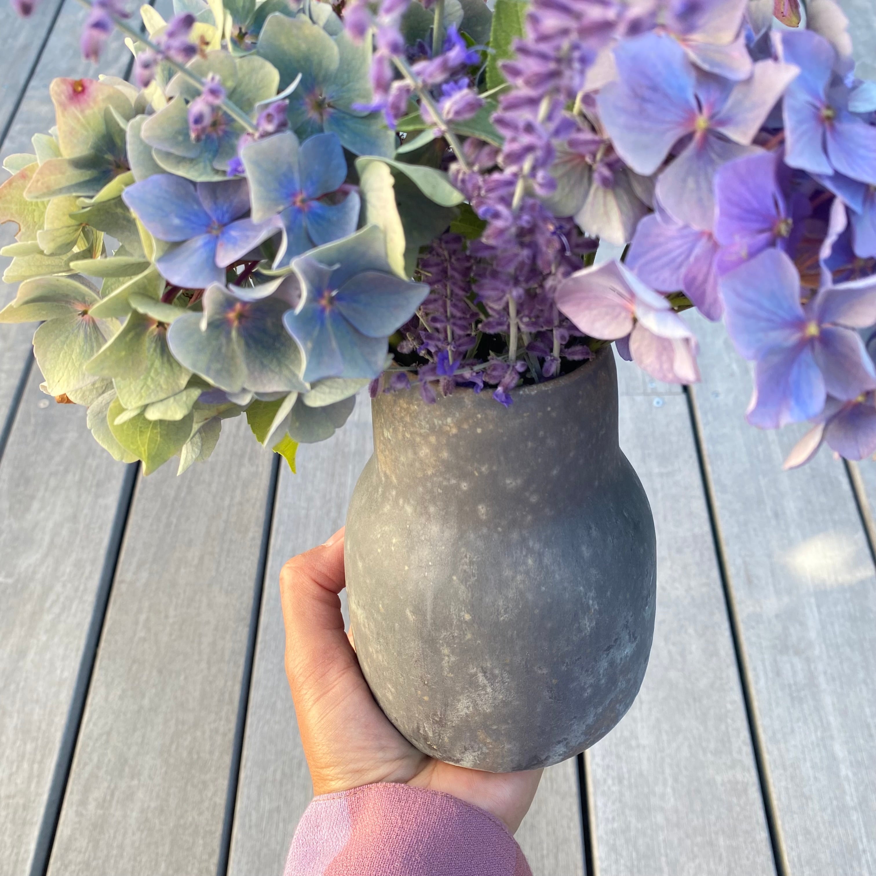 Keramikvase Nexø Granit fra Oh Oak – med blomster, håndlavet på Bornholm