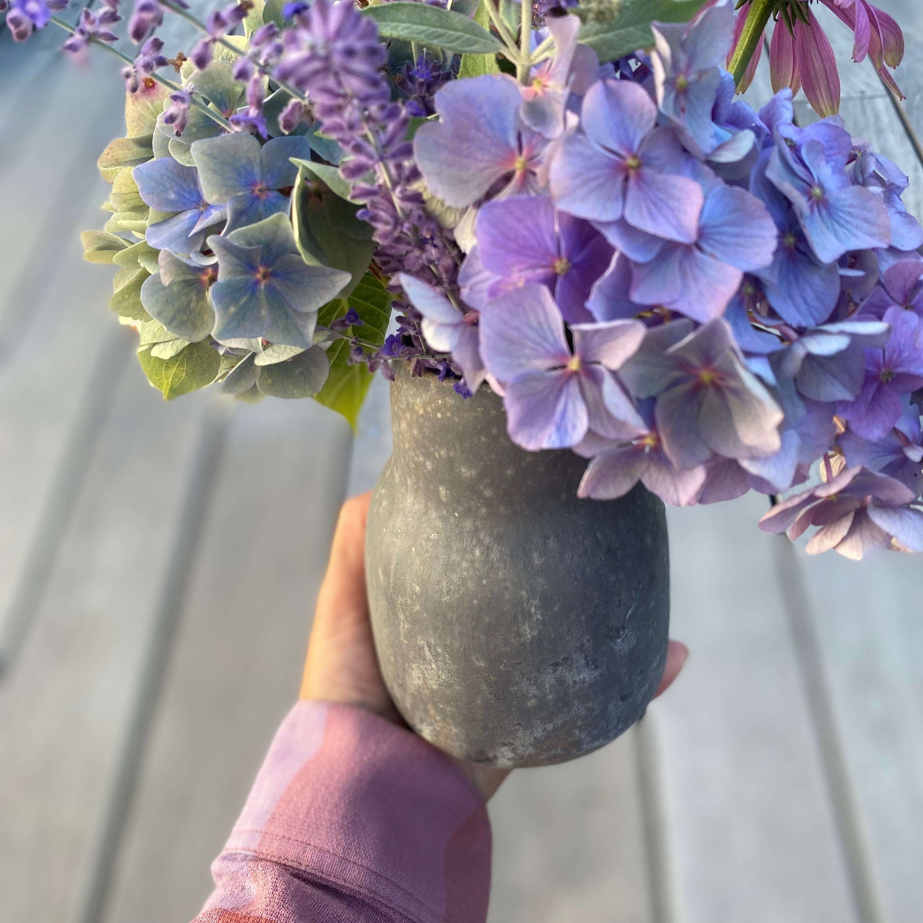 Unik håndlavet vase i granitglasur – Nexø-serien fra Oh Oak med blomster