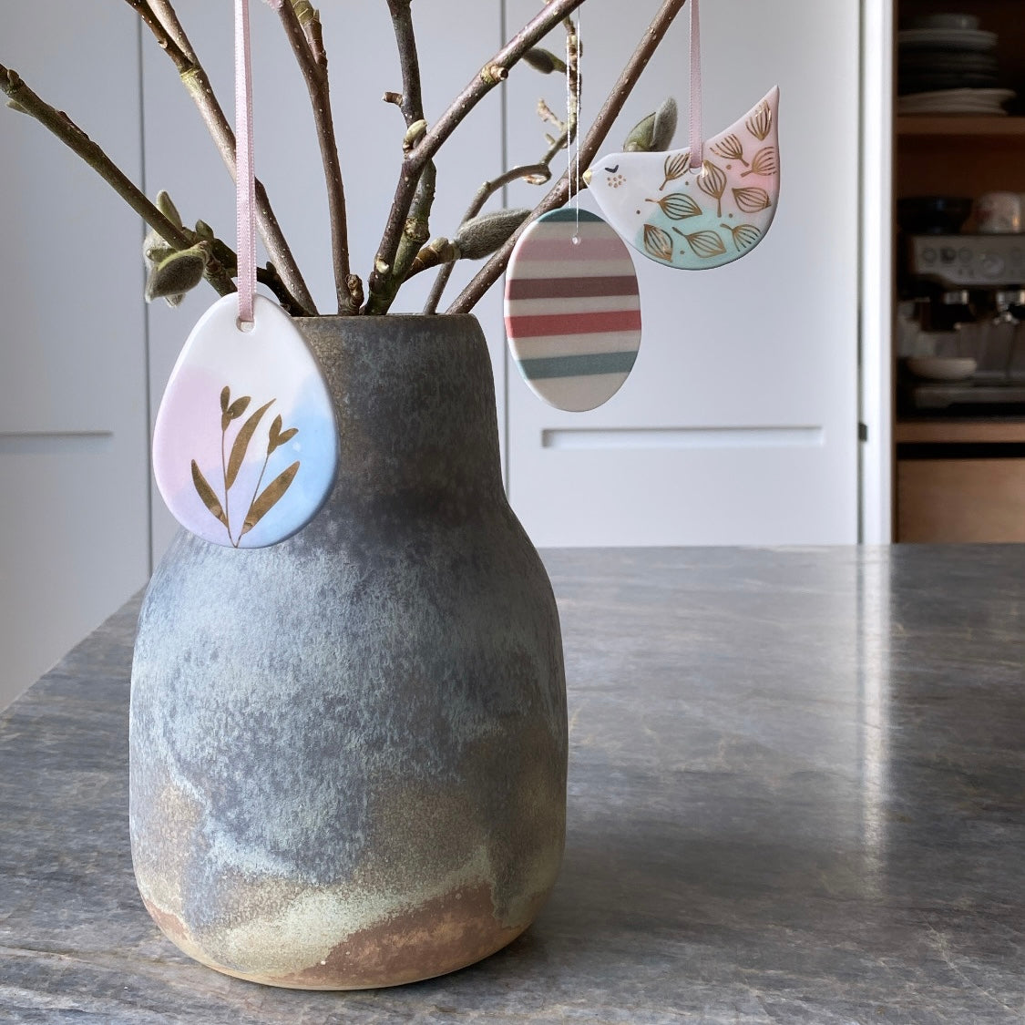 Keramikvase Nexø Granit med grene og keramikophæng – håndlavet på Bornholm af Oh Oak