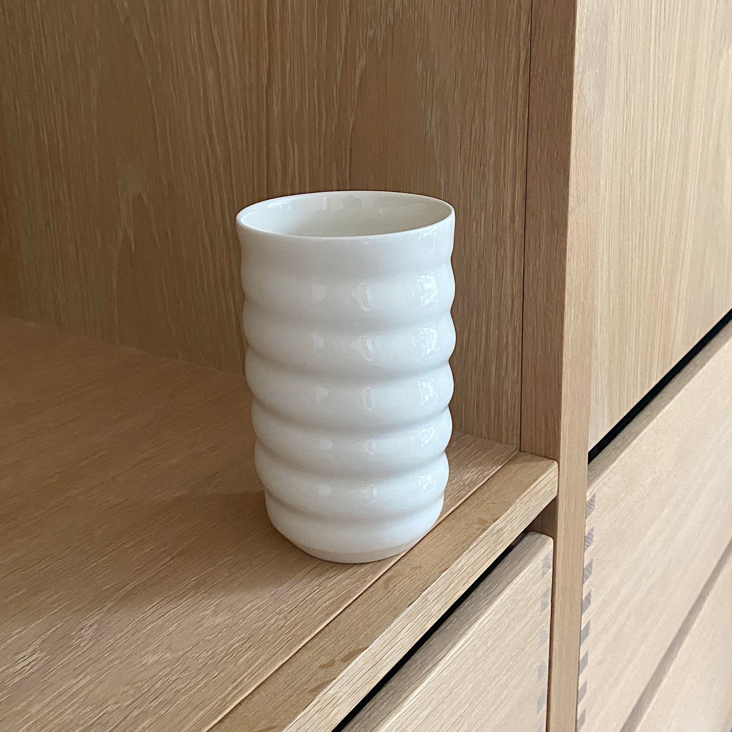 laekker vase i hvid porcelaen. haandlavet af danske keramiker rikke mangelsen hos unika k