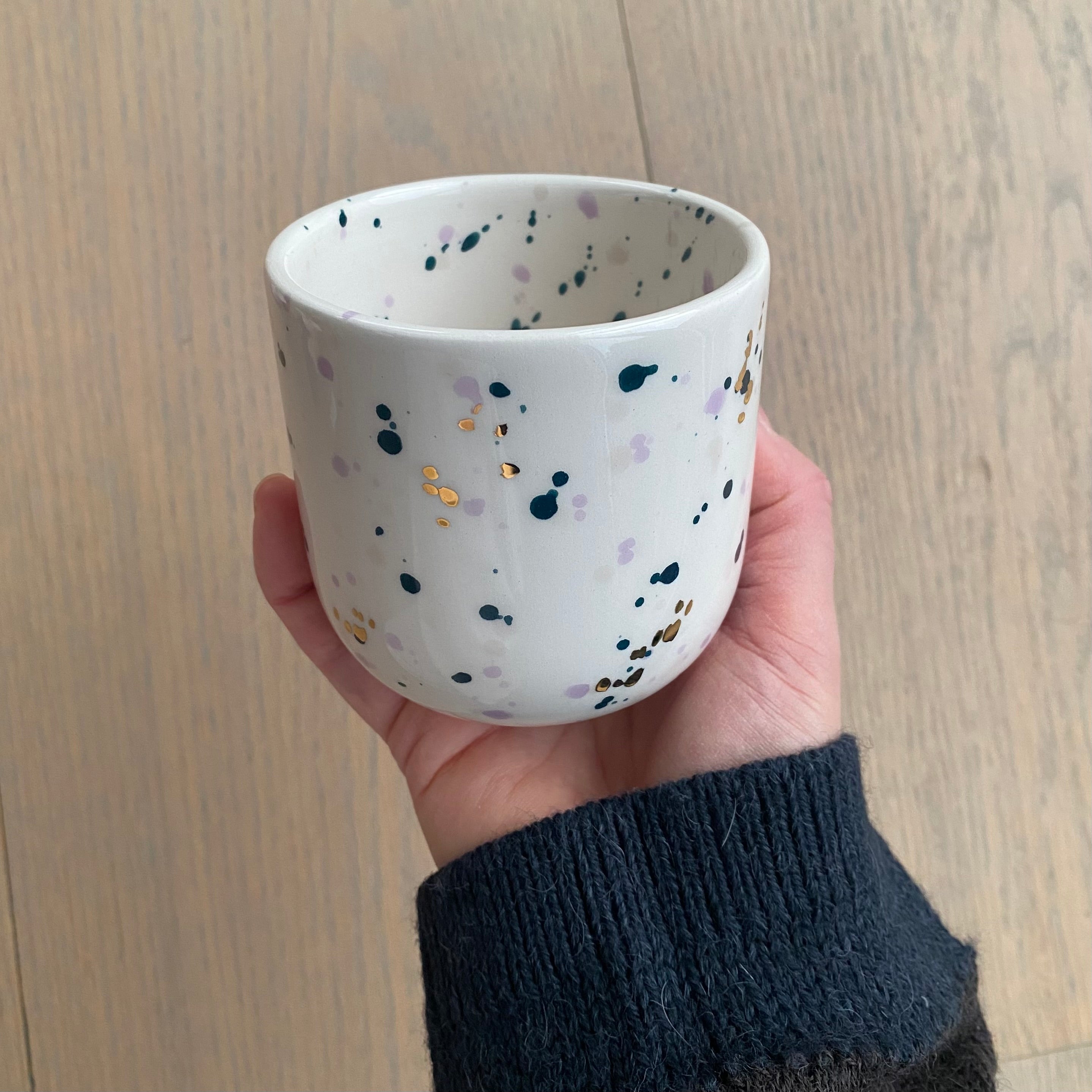 Håndlavet keramikkop konfetti med prikker i guld, lilla og blå fra Marinski Heartmades