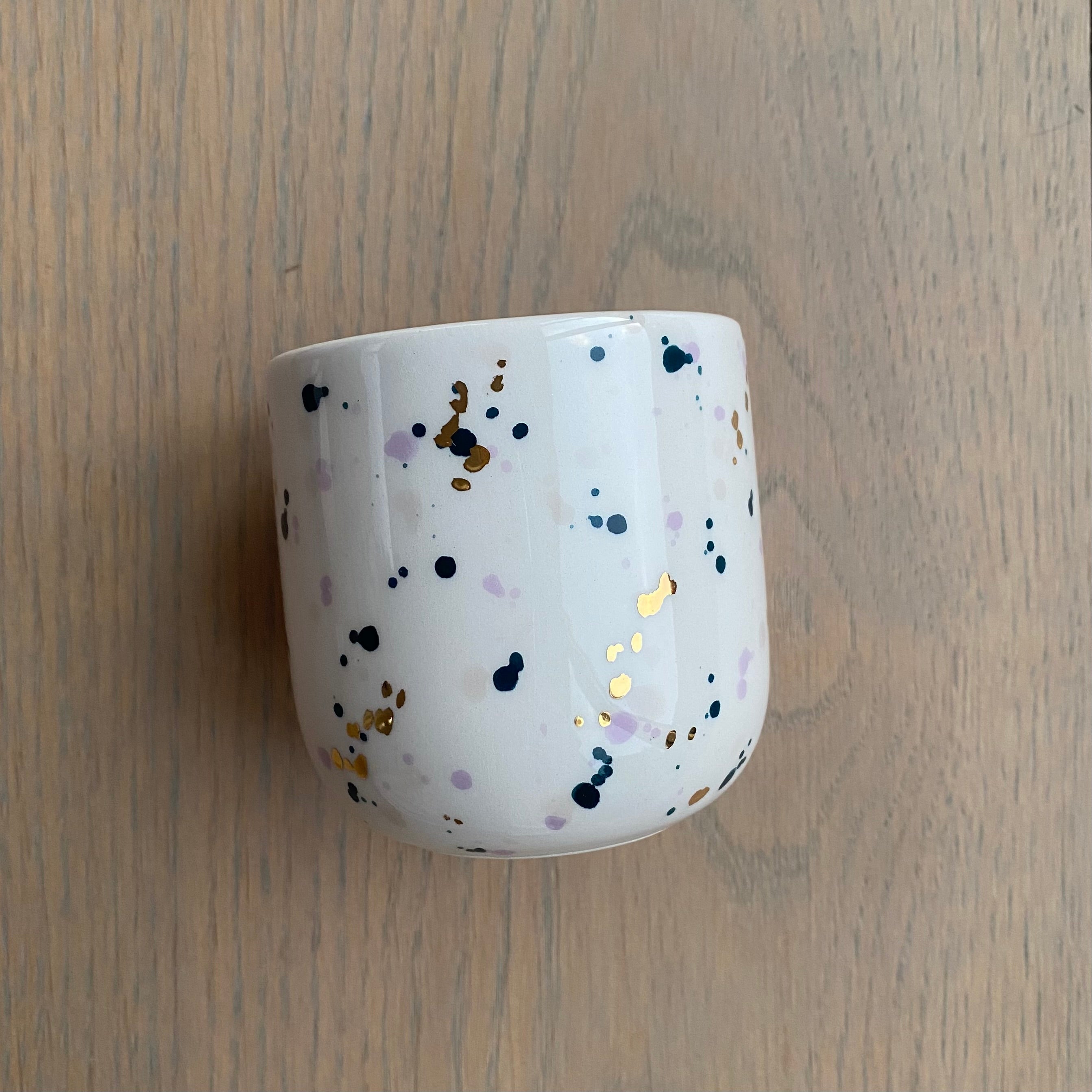 Håndlavet keramikkop konfetti med prikker i guld, lilla og blå fra Marinski 
