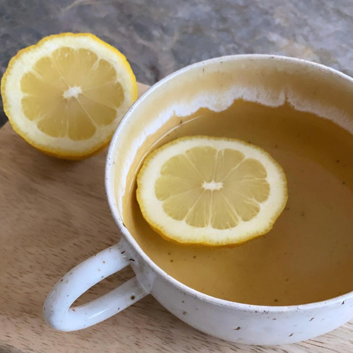 Keramikkop med hank og te med citron