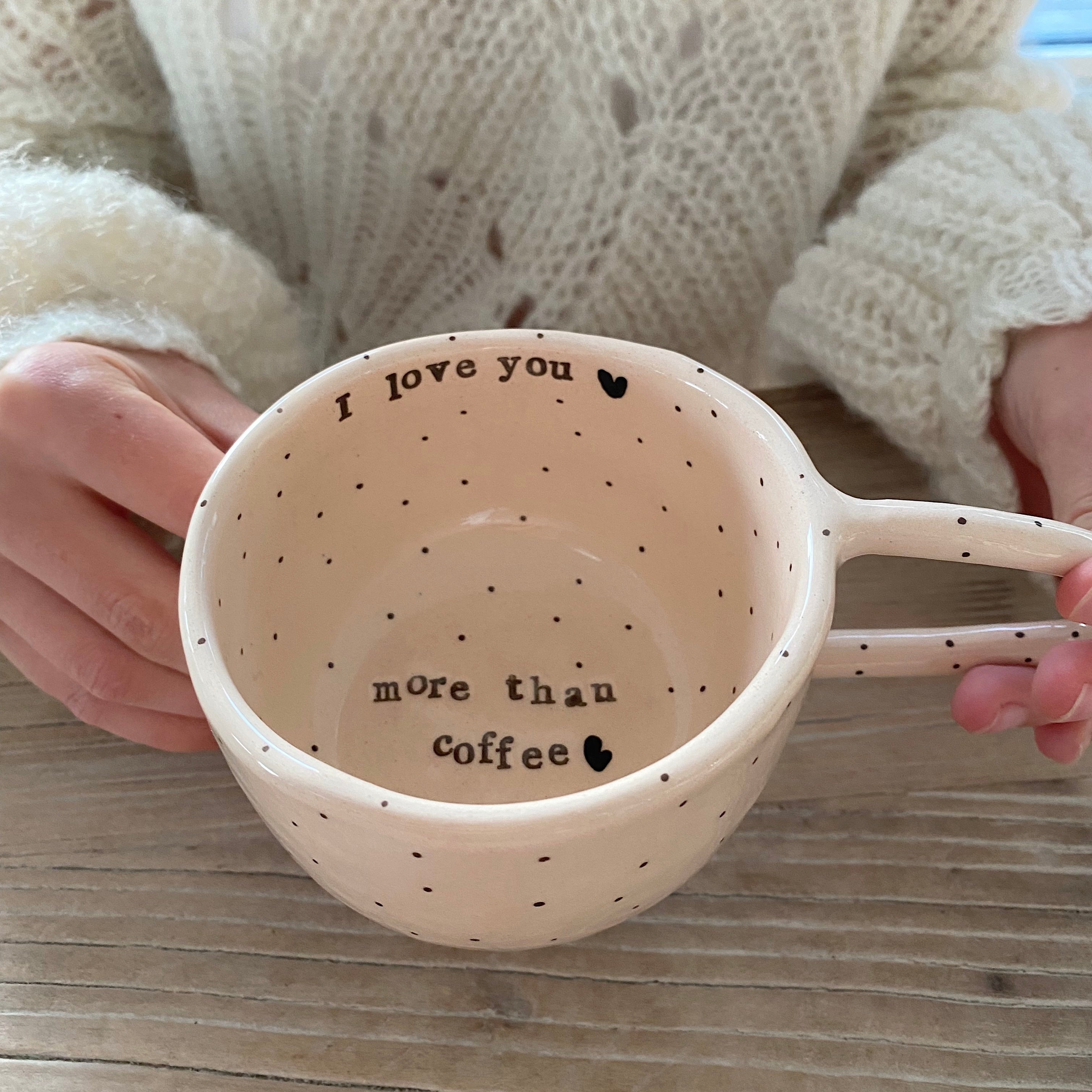 Håndlavet kop med teksten “more than coffee” i bunden – personlig gaveidé