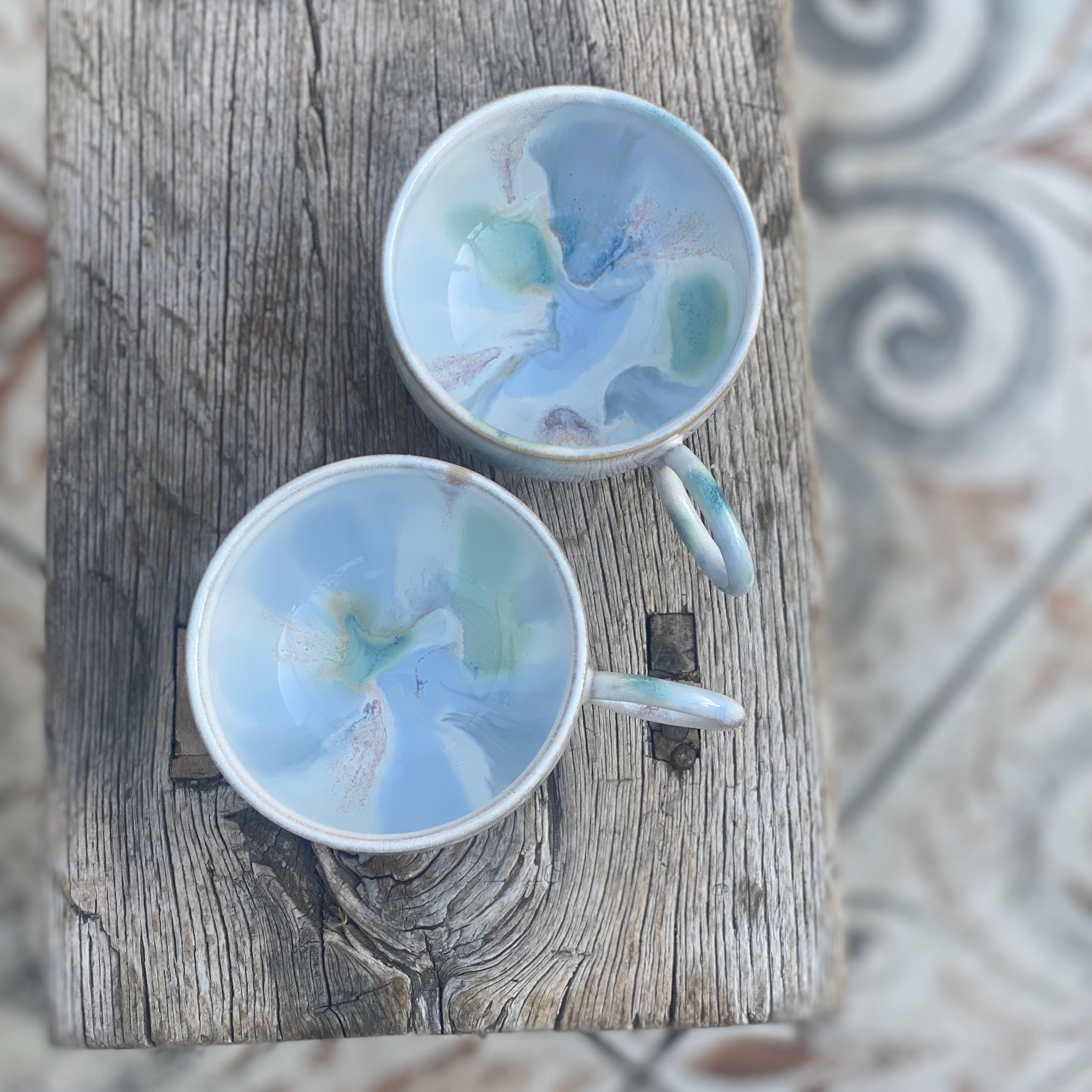 kop med hank NAMI CLOUD set oppefra – smukke glasurnuancer i blå og hvid