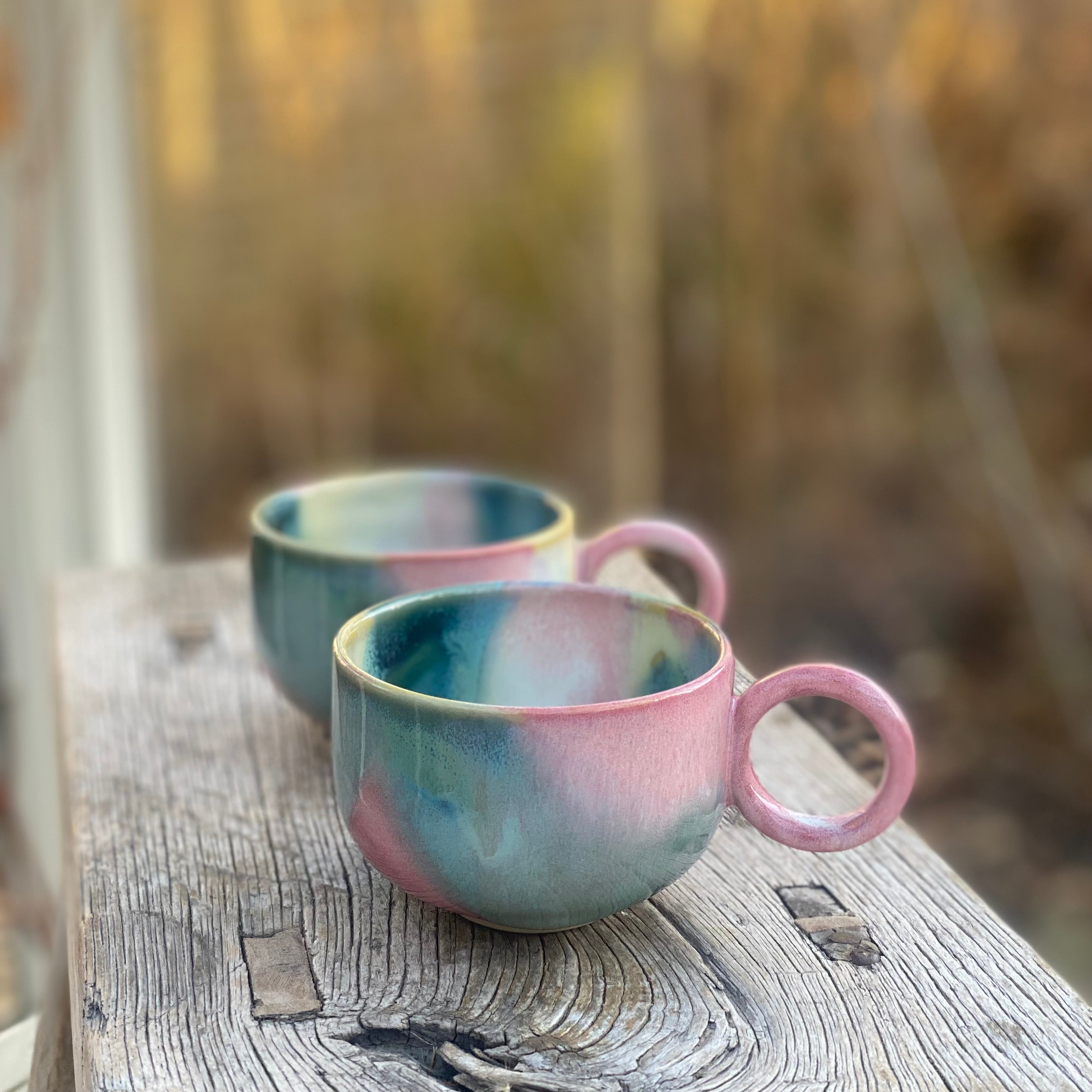 farverig kop med hank i hånddrejet porcelæn i lyserød og turkis