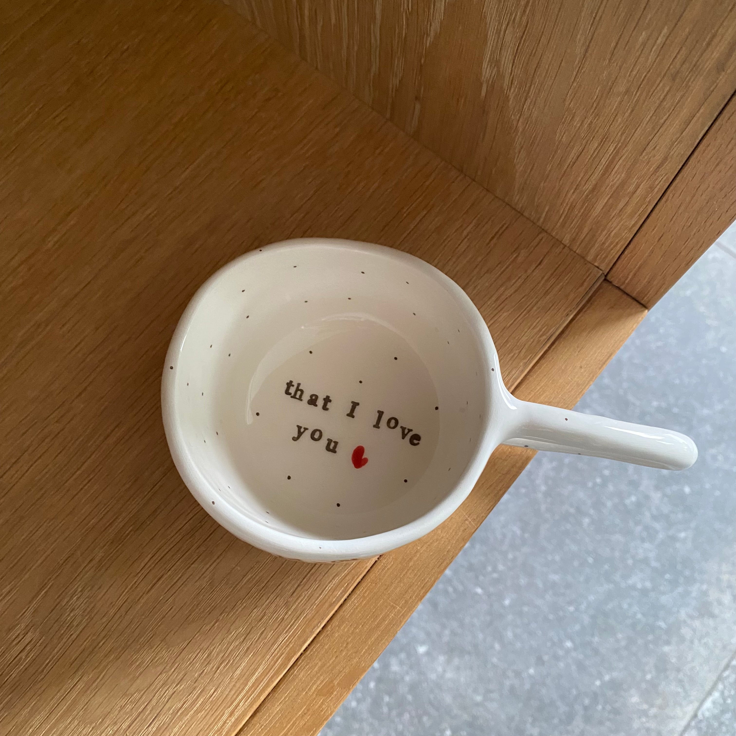 Håndlavet kop med tekst i bunden “that I love you” – personlig gaveidé