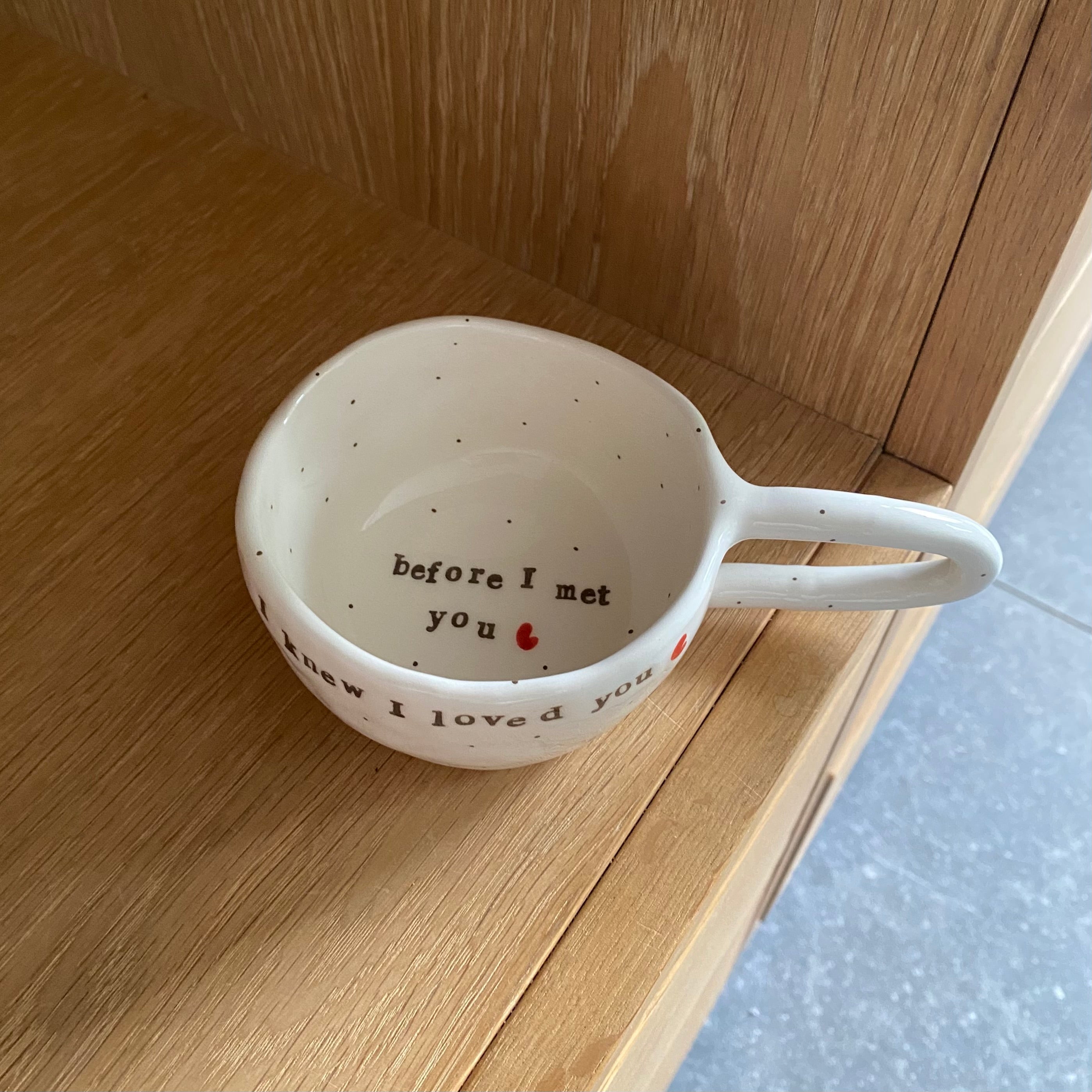 Unik kop med tekst i håndlavet keramik – perfekt som gave til en du holder af