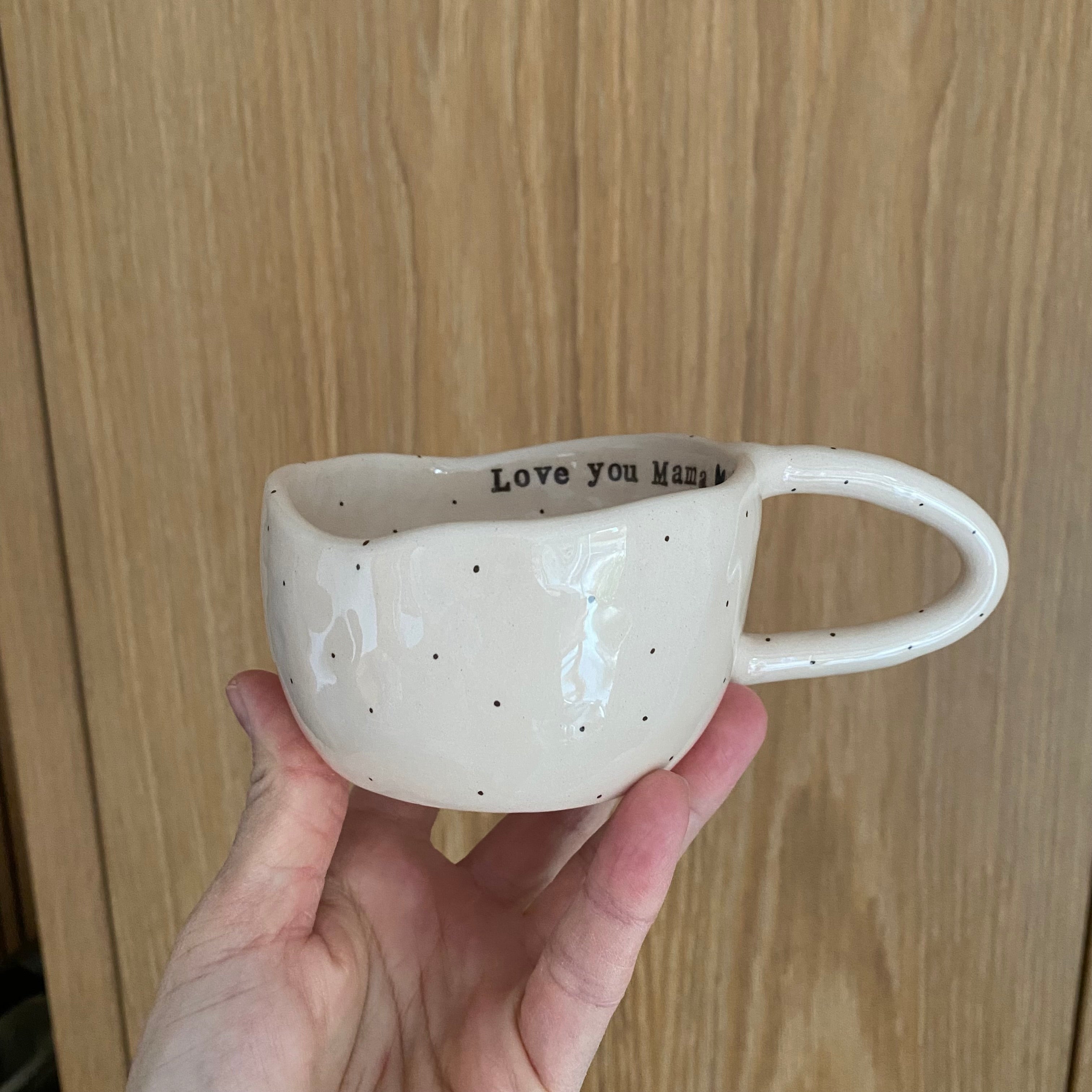 Keramikkop med tekst til mor – unik håndlavet kop i lys creme med prikker