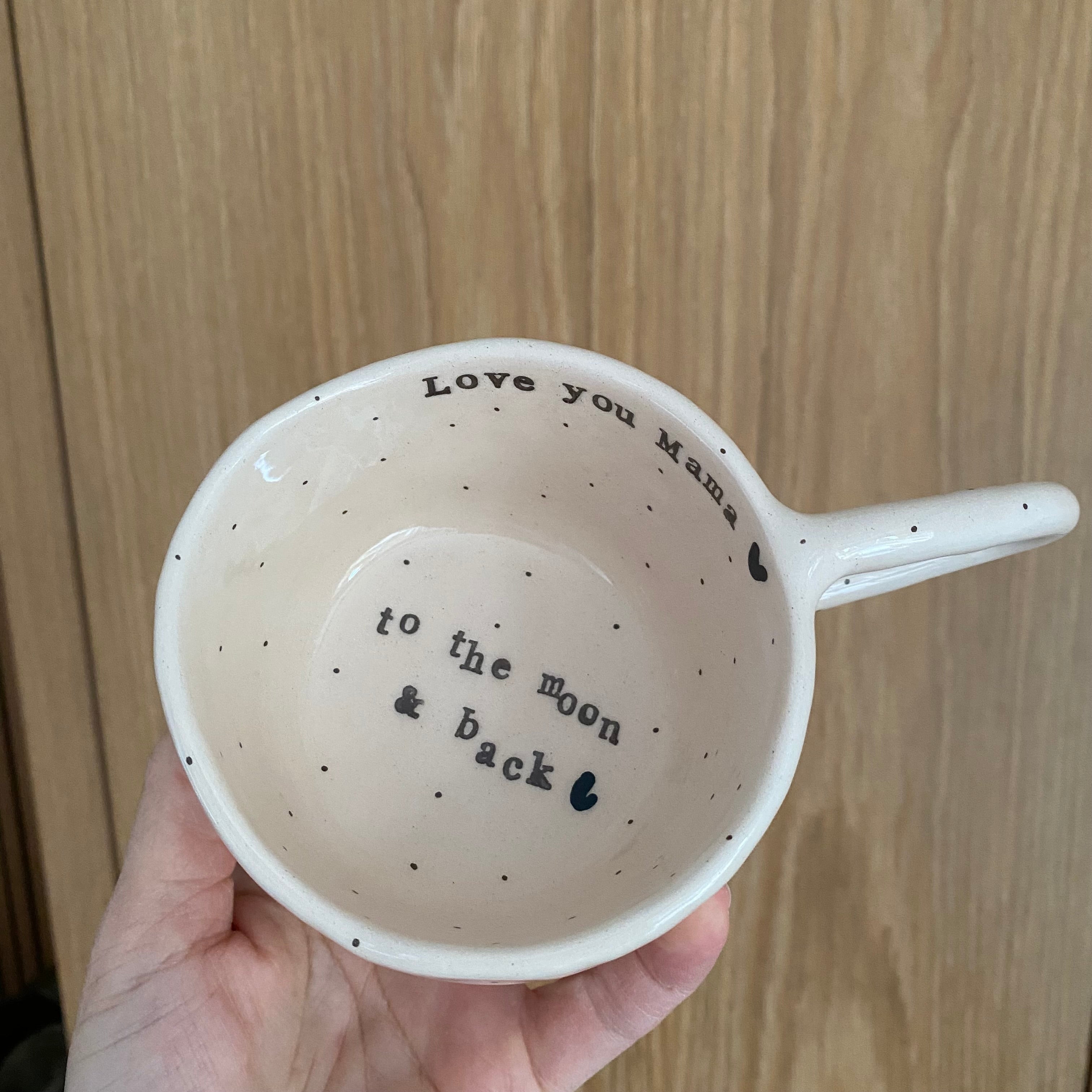 Håndlavet kop med tekst i bunden “to the moon and back” – perfekt gave til mor