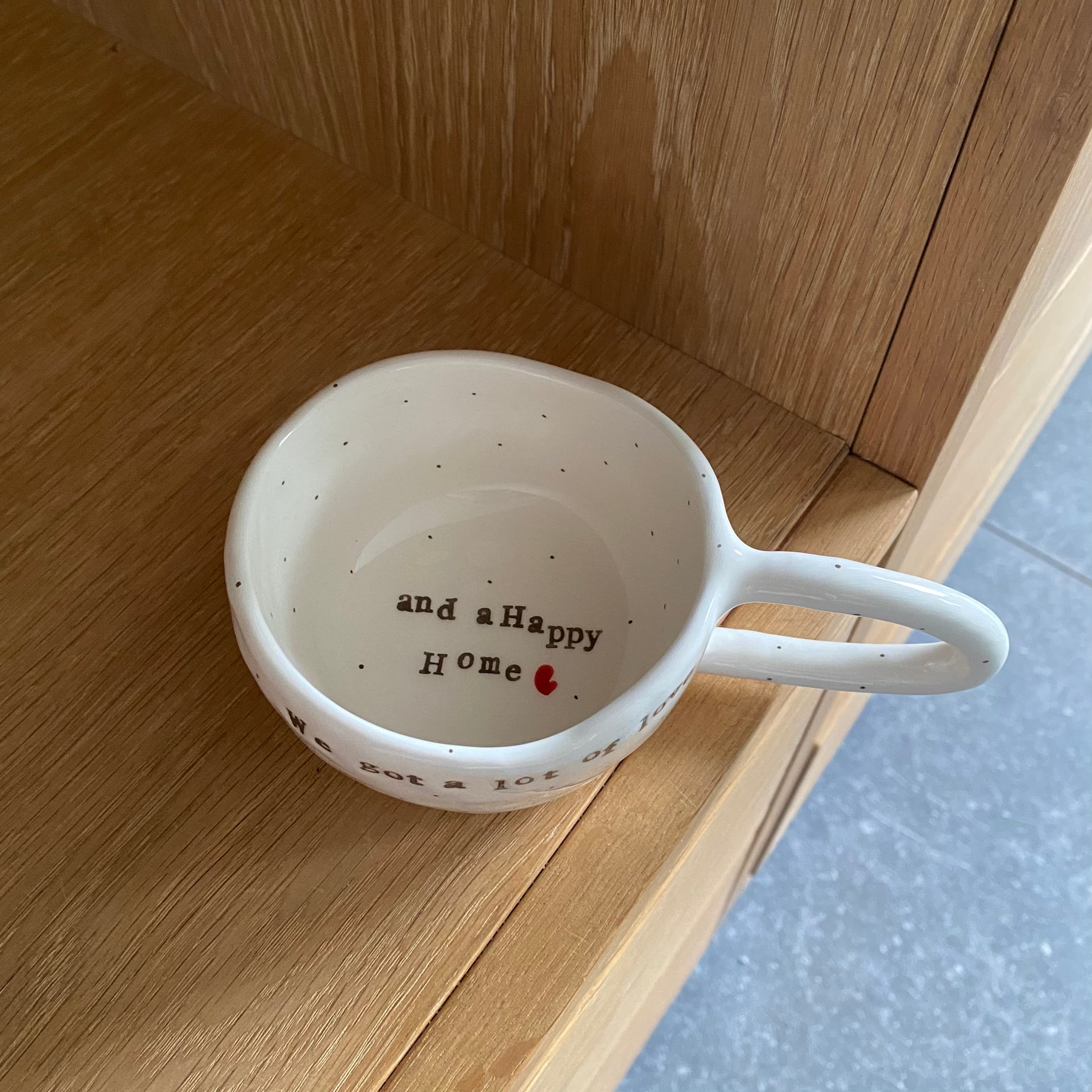 Keramikkop med tekst og hank – unik håndlavet kop med kærligt budskab