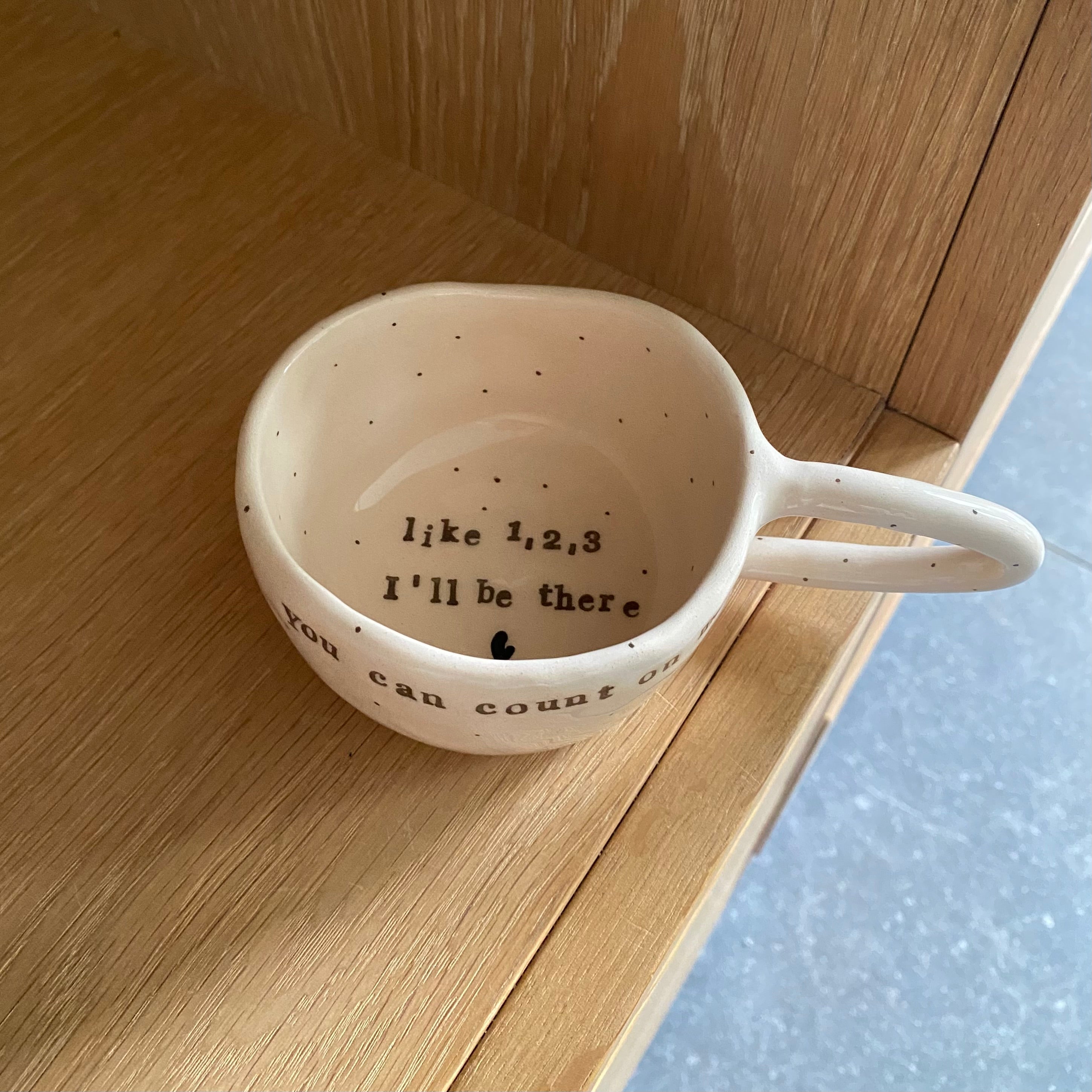 Keramikkop med tekst og hank – unik håndlavet kop med kærligt budskab