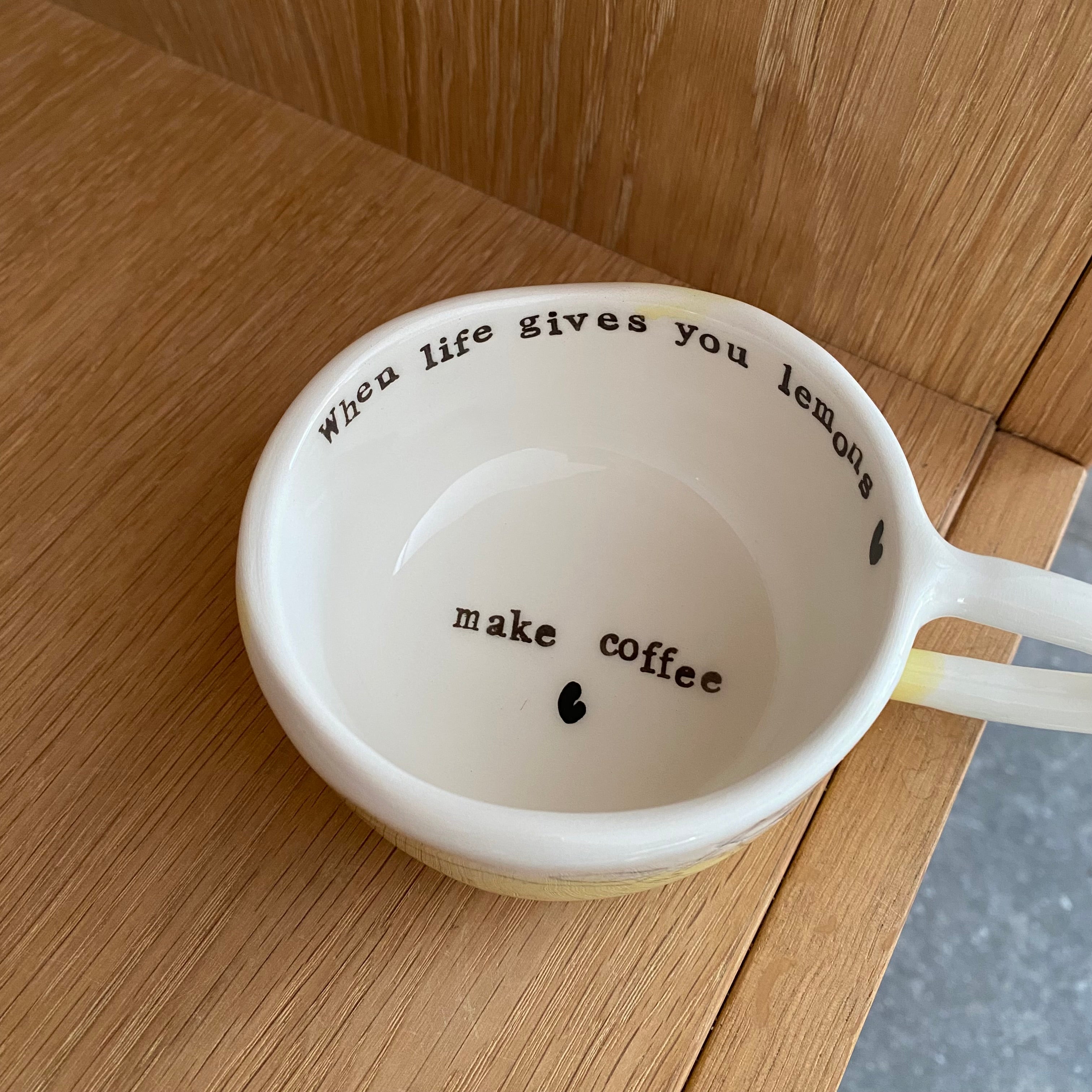 Keramikkop med humoristisk tekst – unik håndlavet kop med citat
