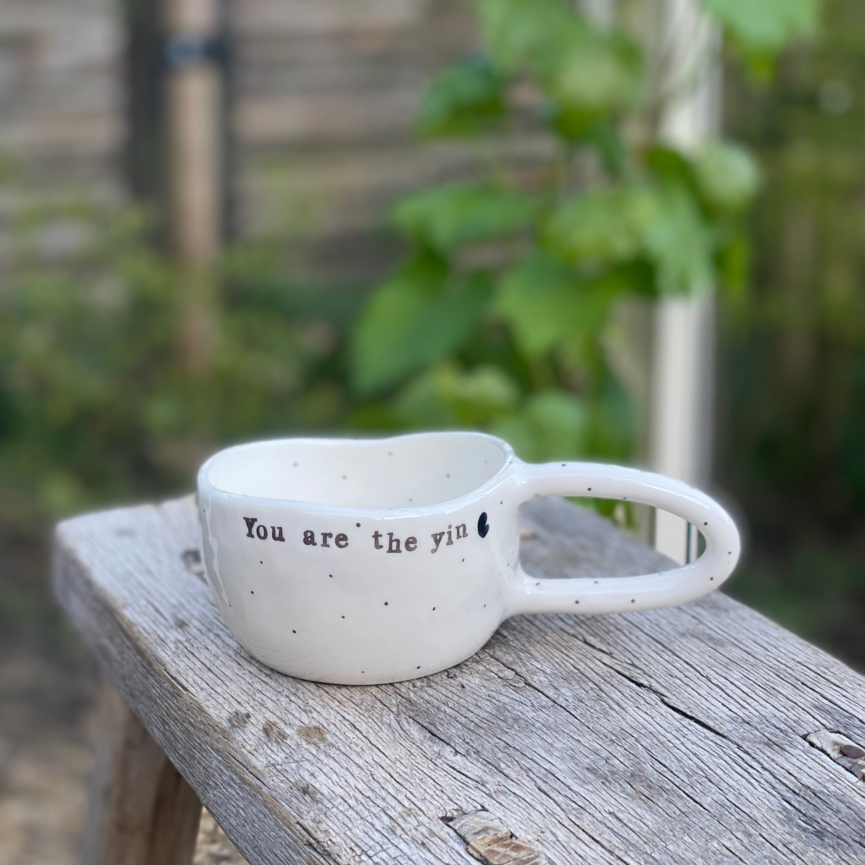 Håndlavet keramikkop med teksten "You are the yin" set fra siden – kop med hank fra Terra Keramika