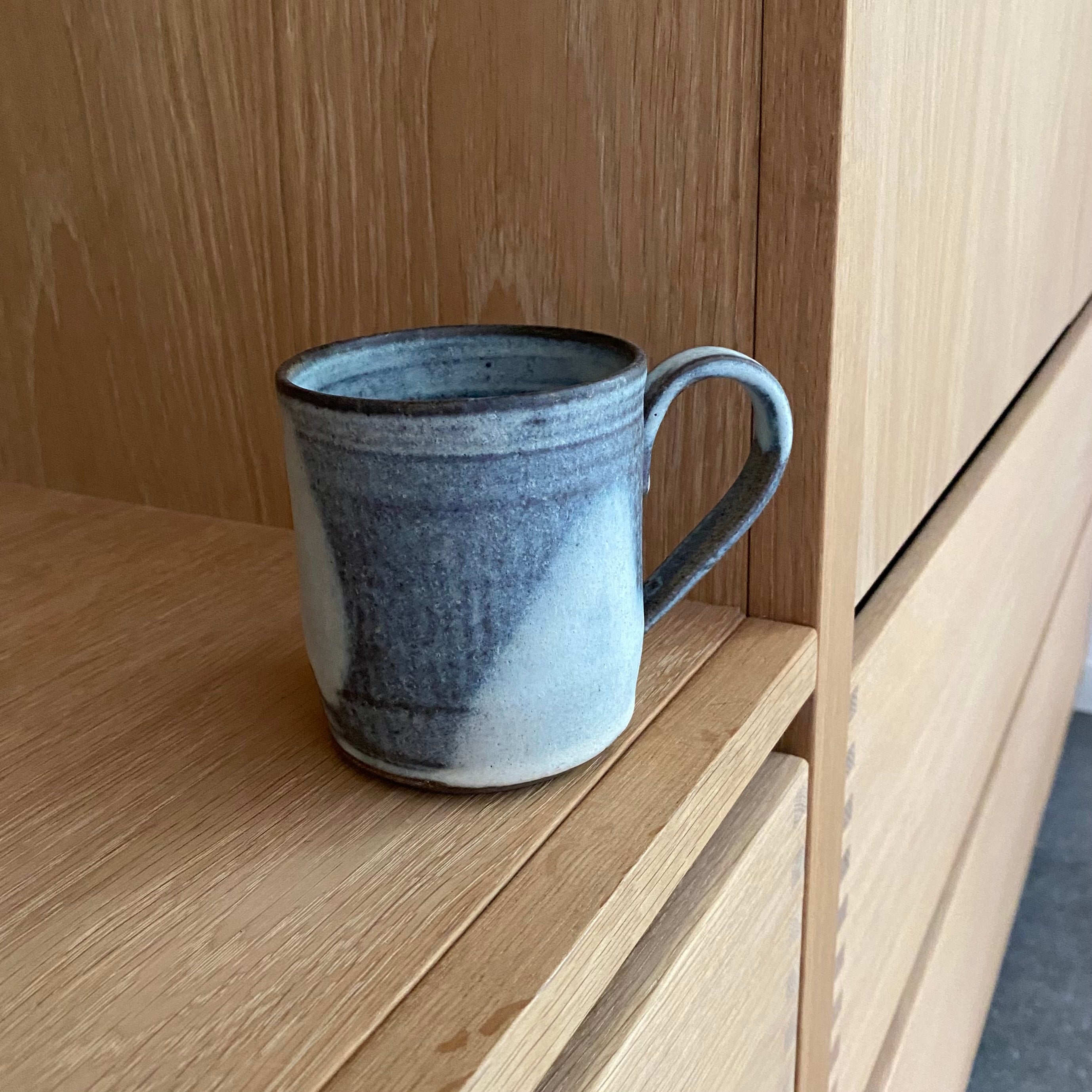 Blågråt keramikkrus med hjerteformet hank fra Blacksmith ceramics