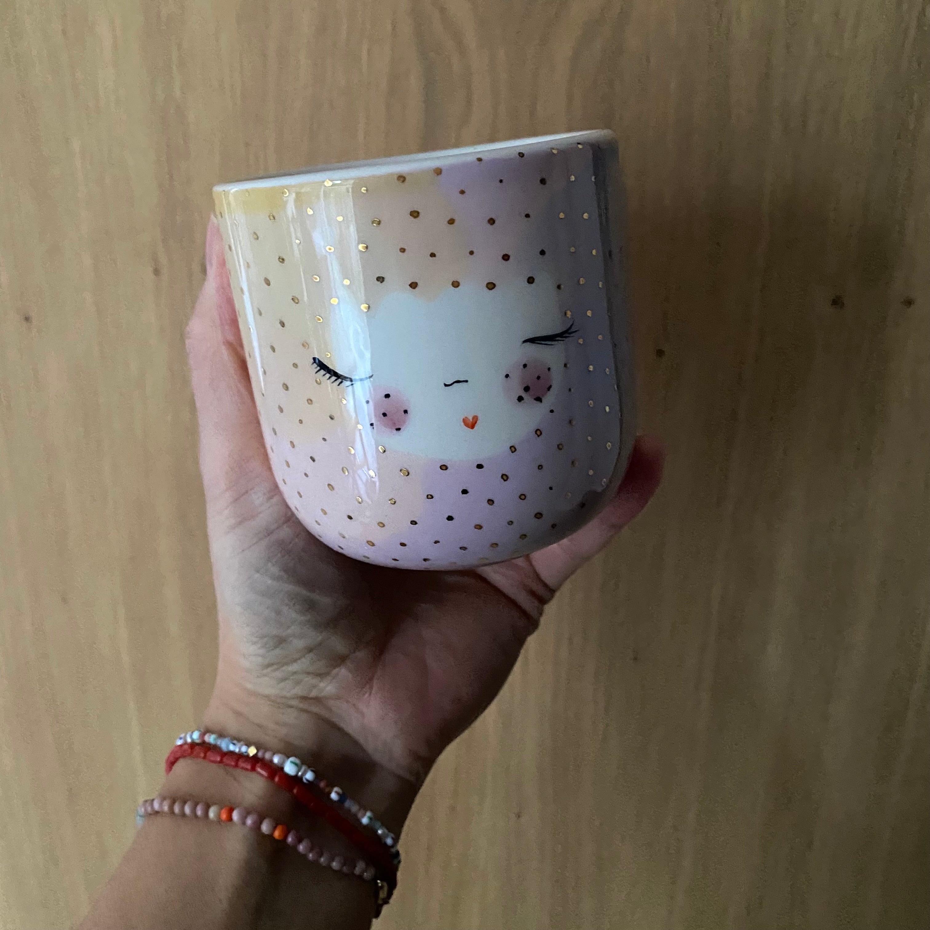 Håndlavet lattekop “Dots Unicorn” med pastelfarver, ansigt og guldprikker fra Marinski Heartmades