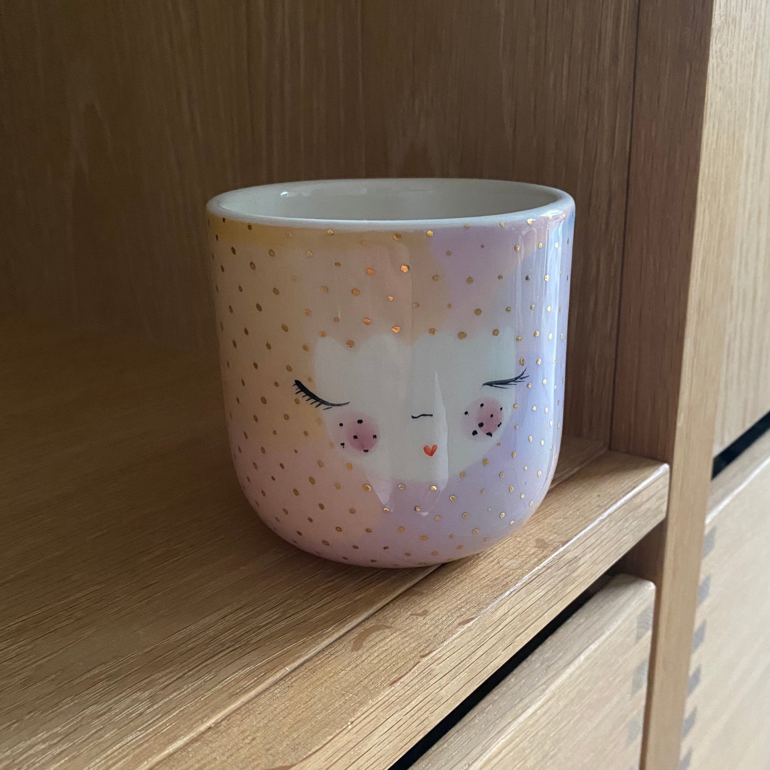 Håndlavet lattekop Dots Unicorn med pastelfarver, ansigt og guldprikker. Meget unik kop