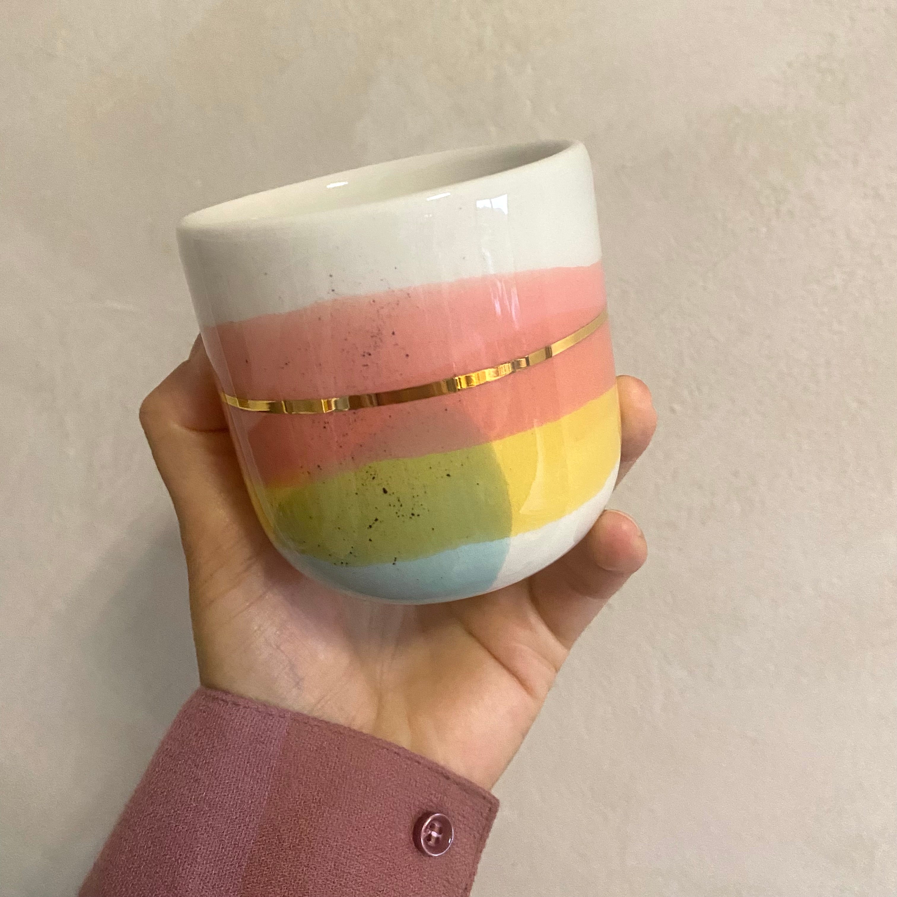 Håndlavet keramikkop med farver i gul, lyserød og turkis samt guldstreg