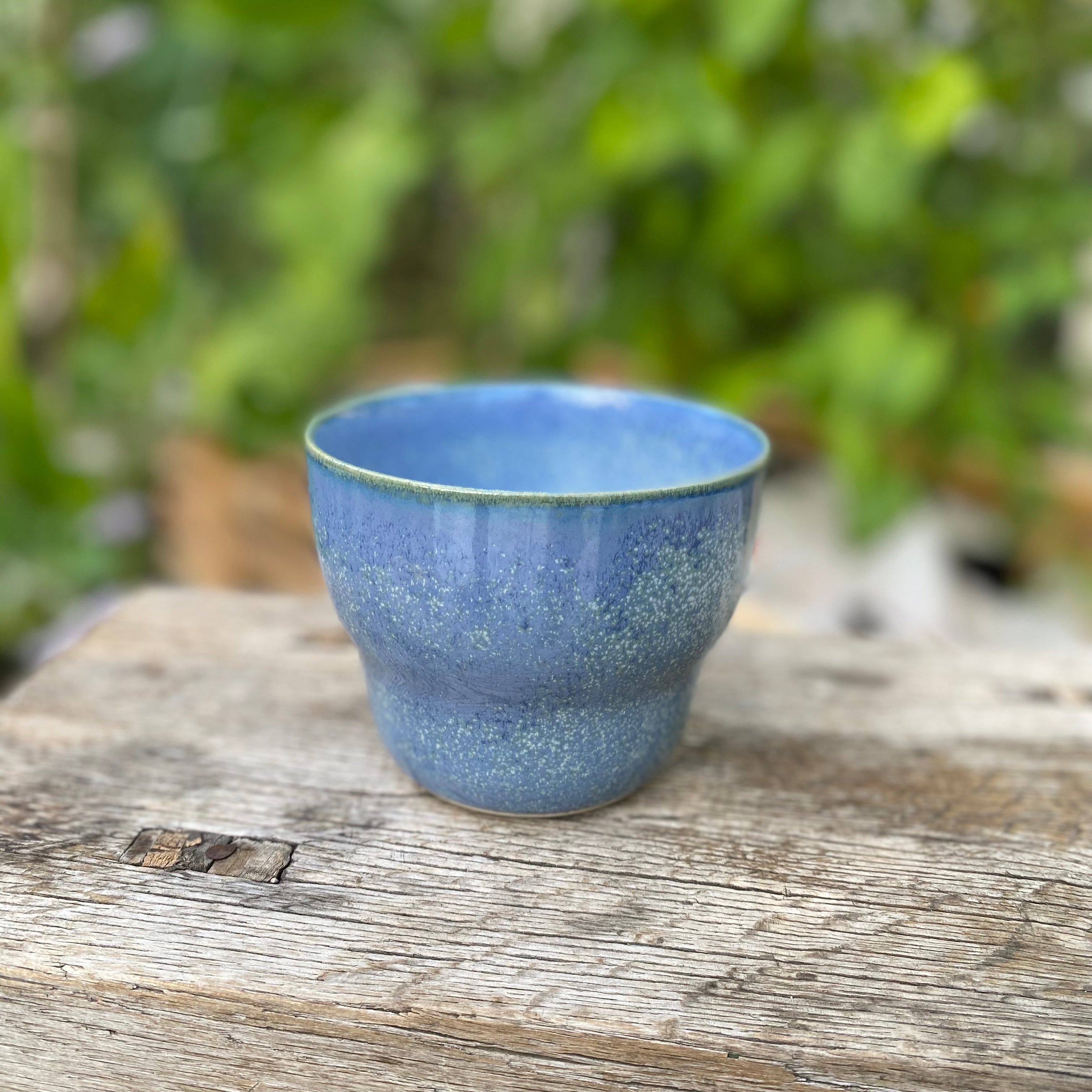 Håndlavet lattekop i Baltic Blue-glasur fra Oh Oak – dansk keramik fra Bornholm