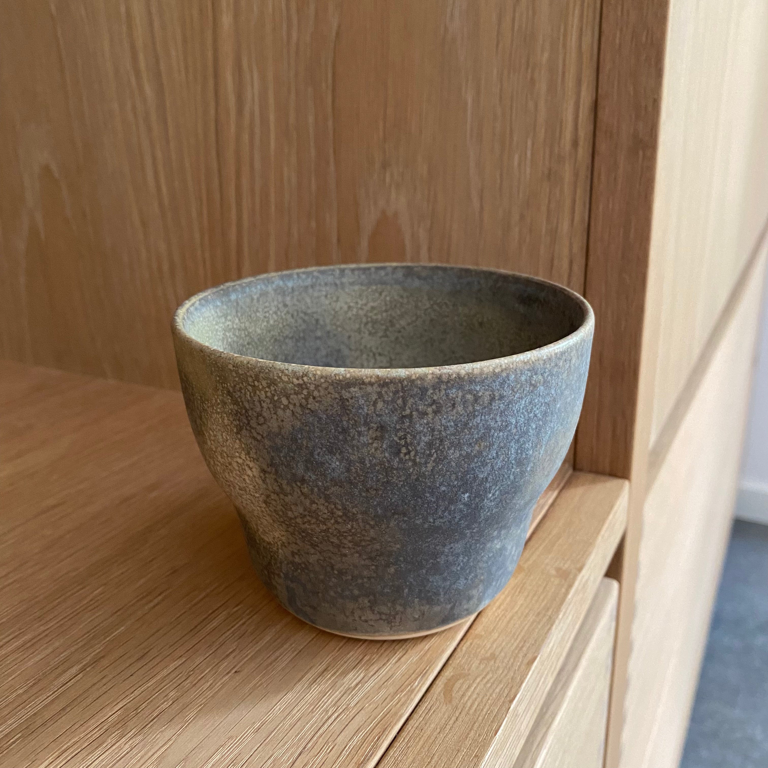 Detaljebillede af granitglasur på Nexø lattekop – unikt og levende udtryk