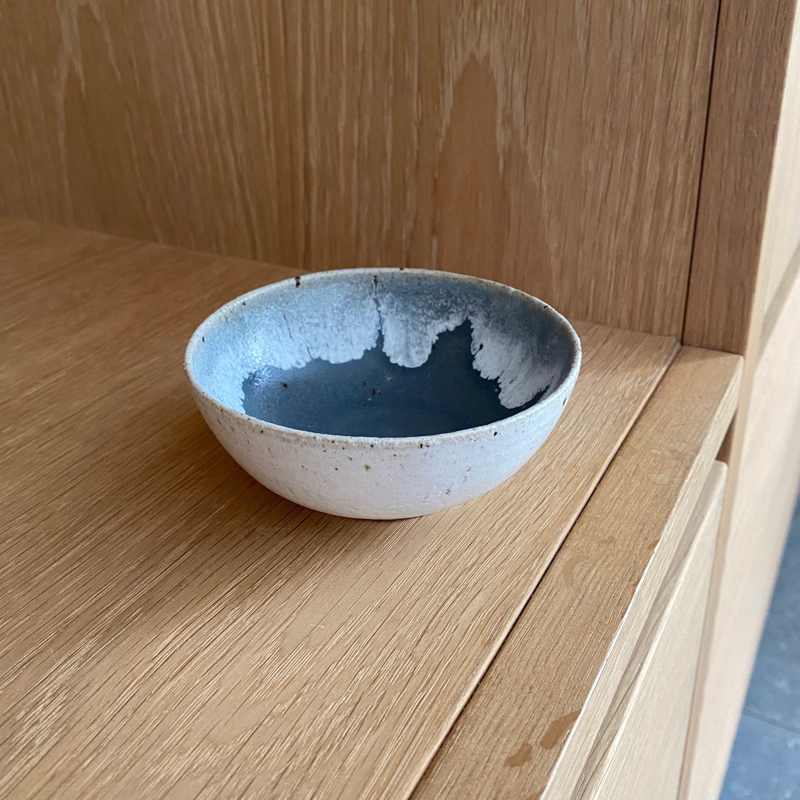 Smuk lille keramikskål med mat grå inderside og cremehvid yderside