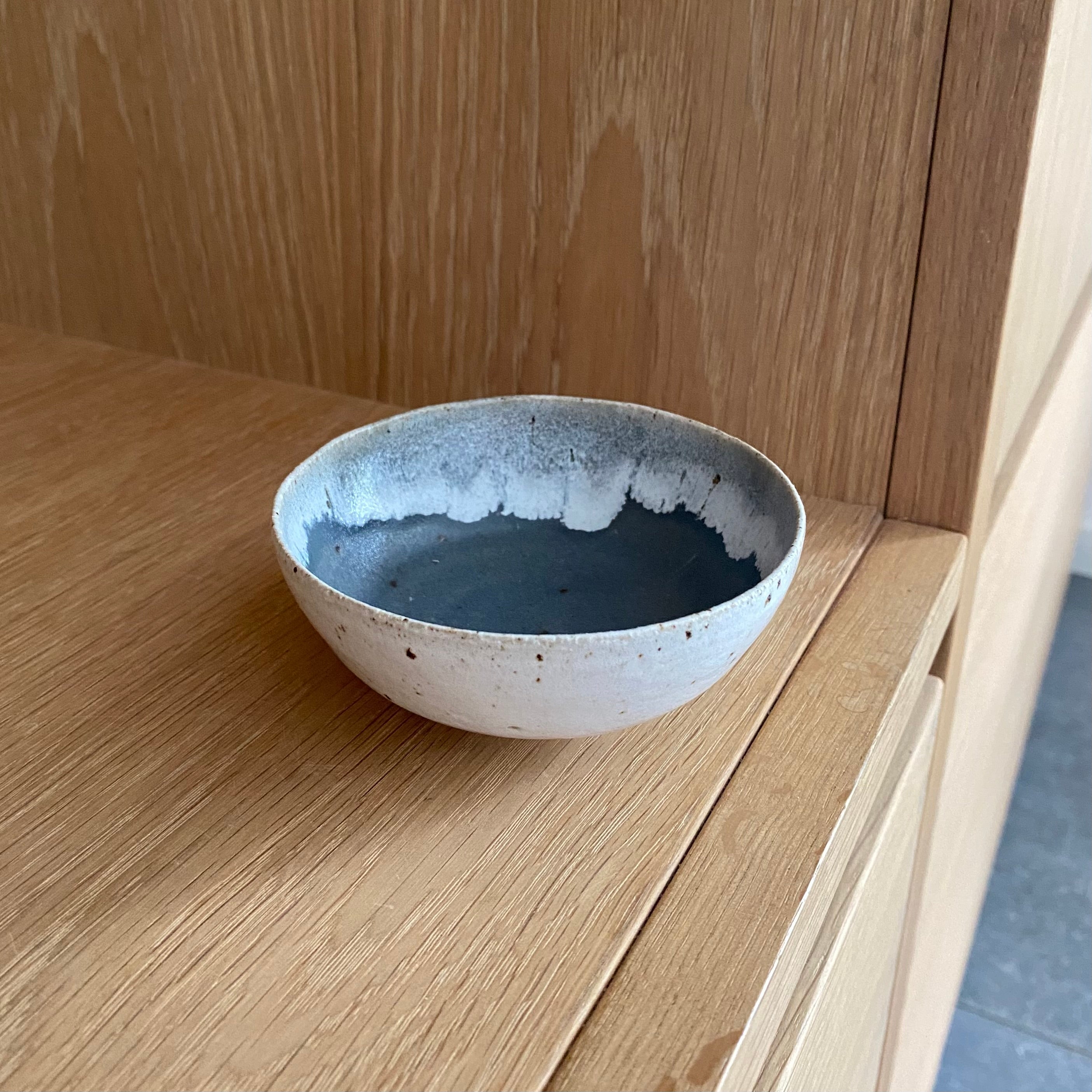 Lille keramikskål, håndlavet i unikt design med cremehvid og mat grå