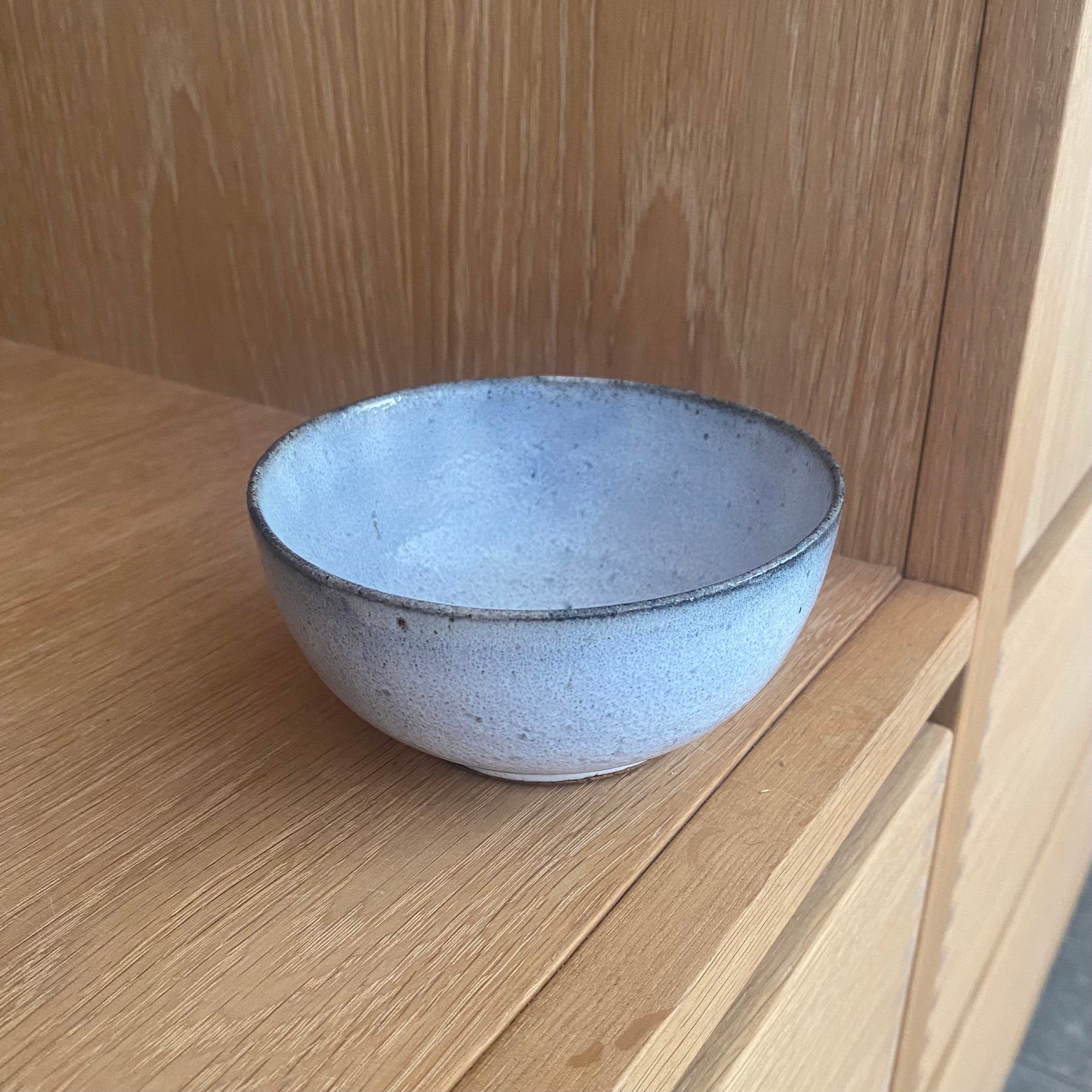 Lille håndlavet keramikskål i lyseblå fra unika:k