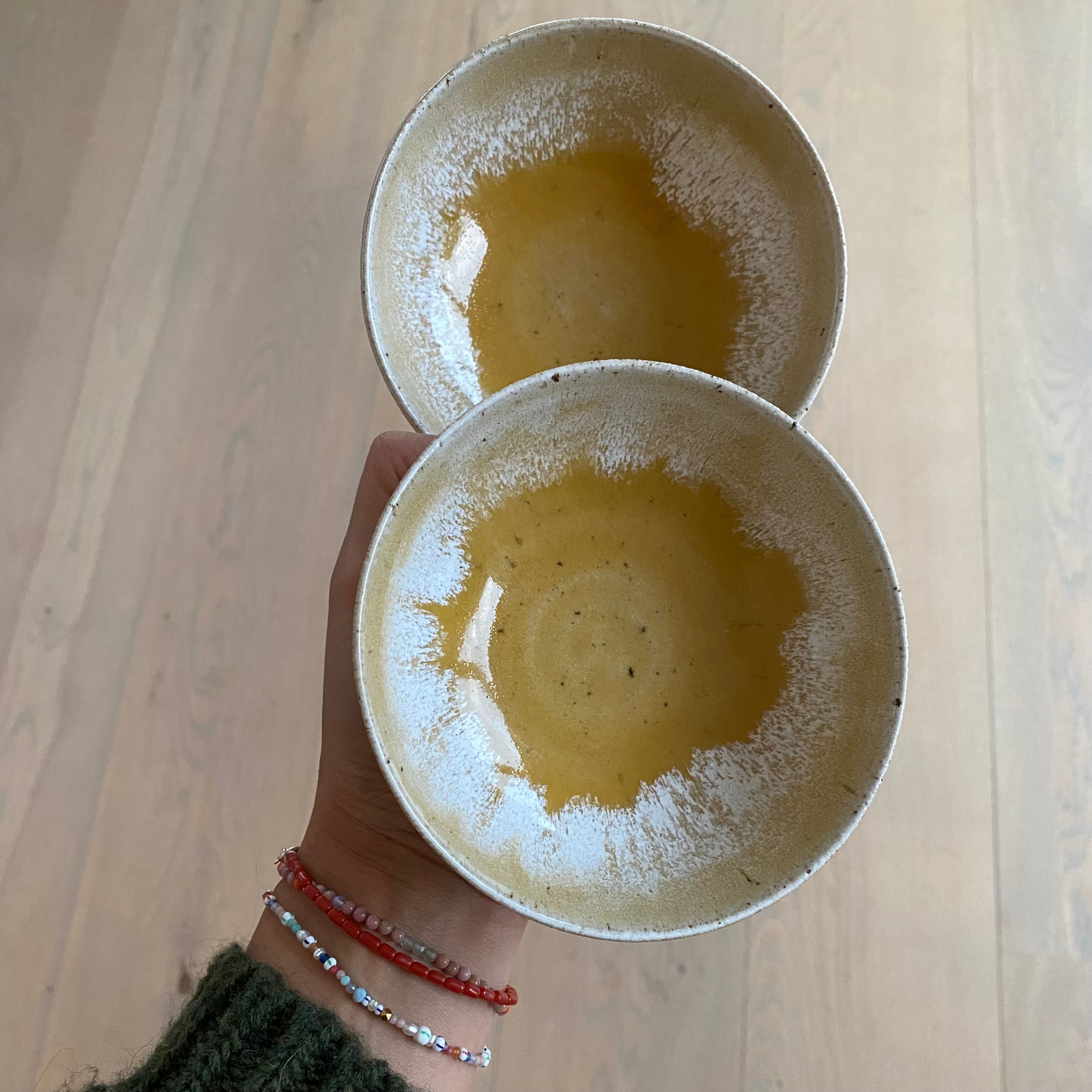 Håndlavet keramikskål i varm gul og creme – dansk design