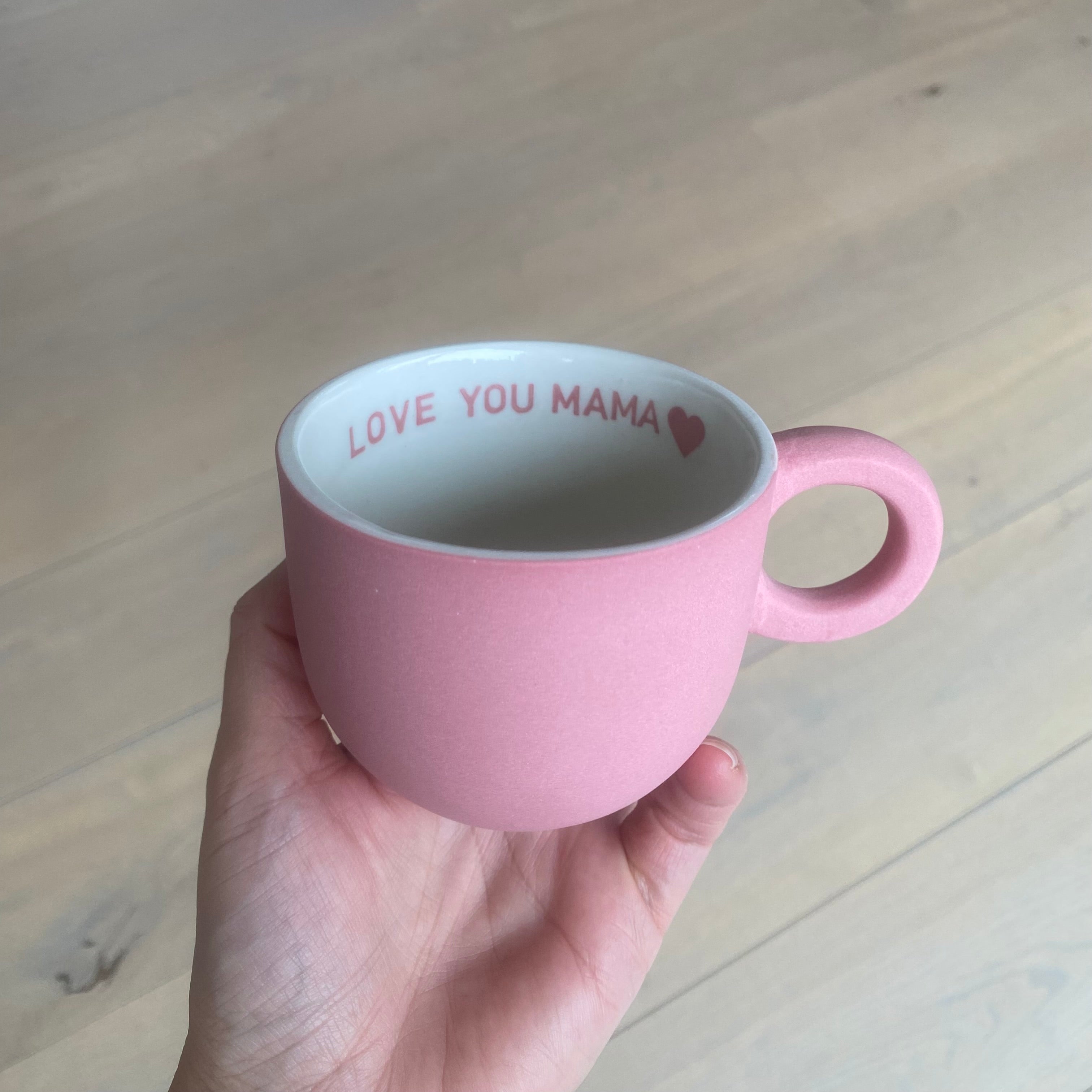 Chubby mor kop Love you Mama holdt i hånden – personlig gave til mor fra Unika K