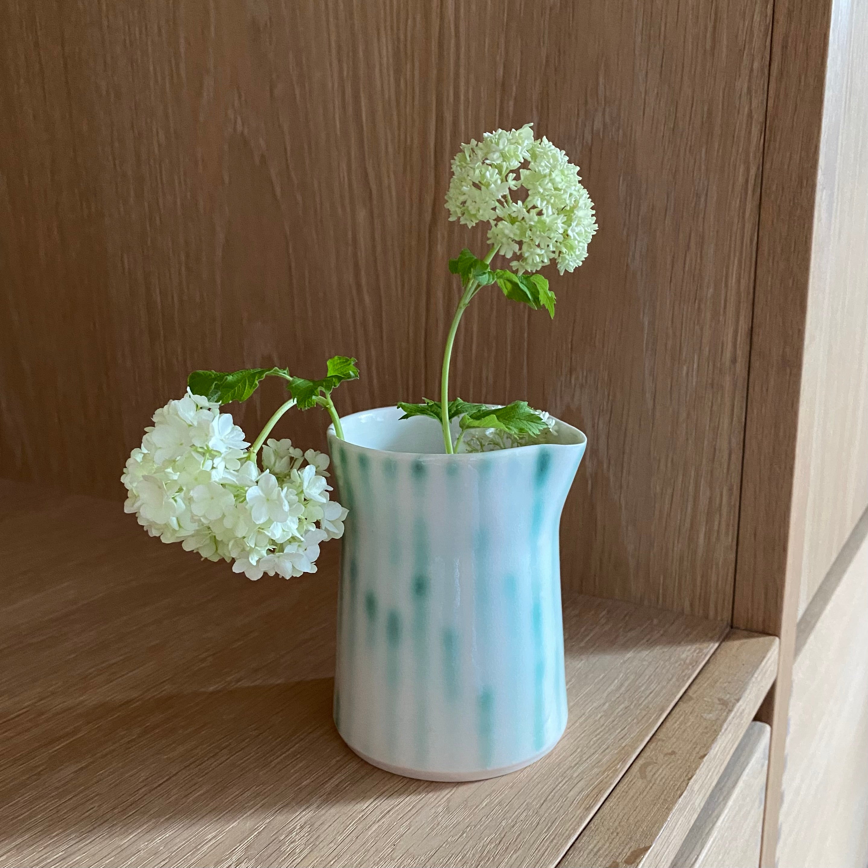 Hånddrejet porcelænskande med grønne striber – lille vase i keramik