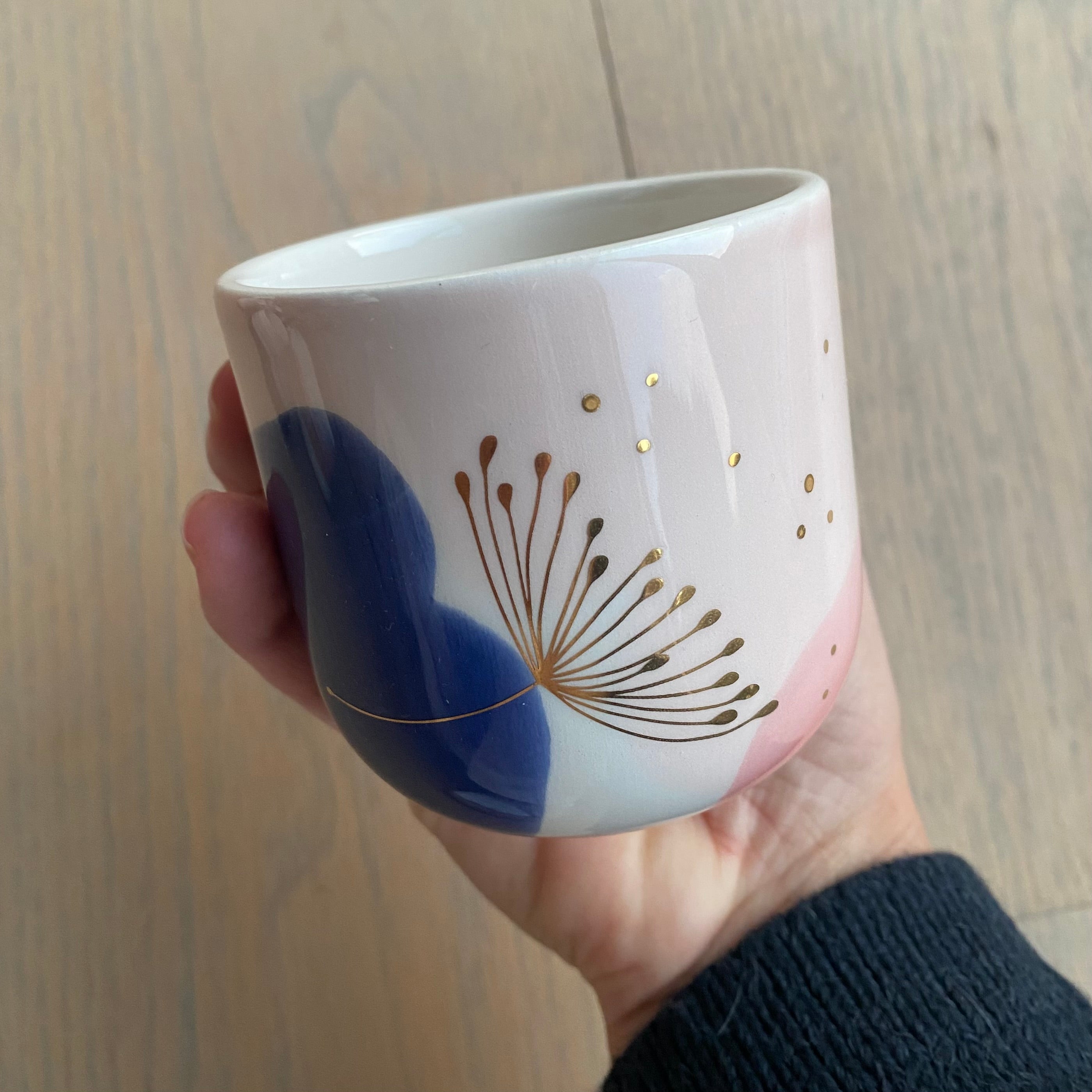 Håndlavet Marinski Heartmades kop med guldprikker og botanisk motiv