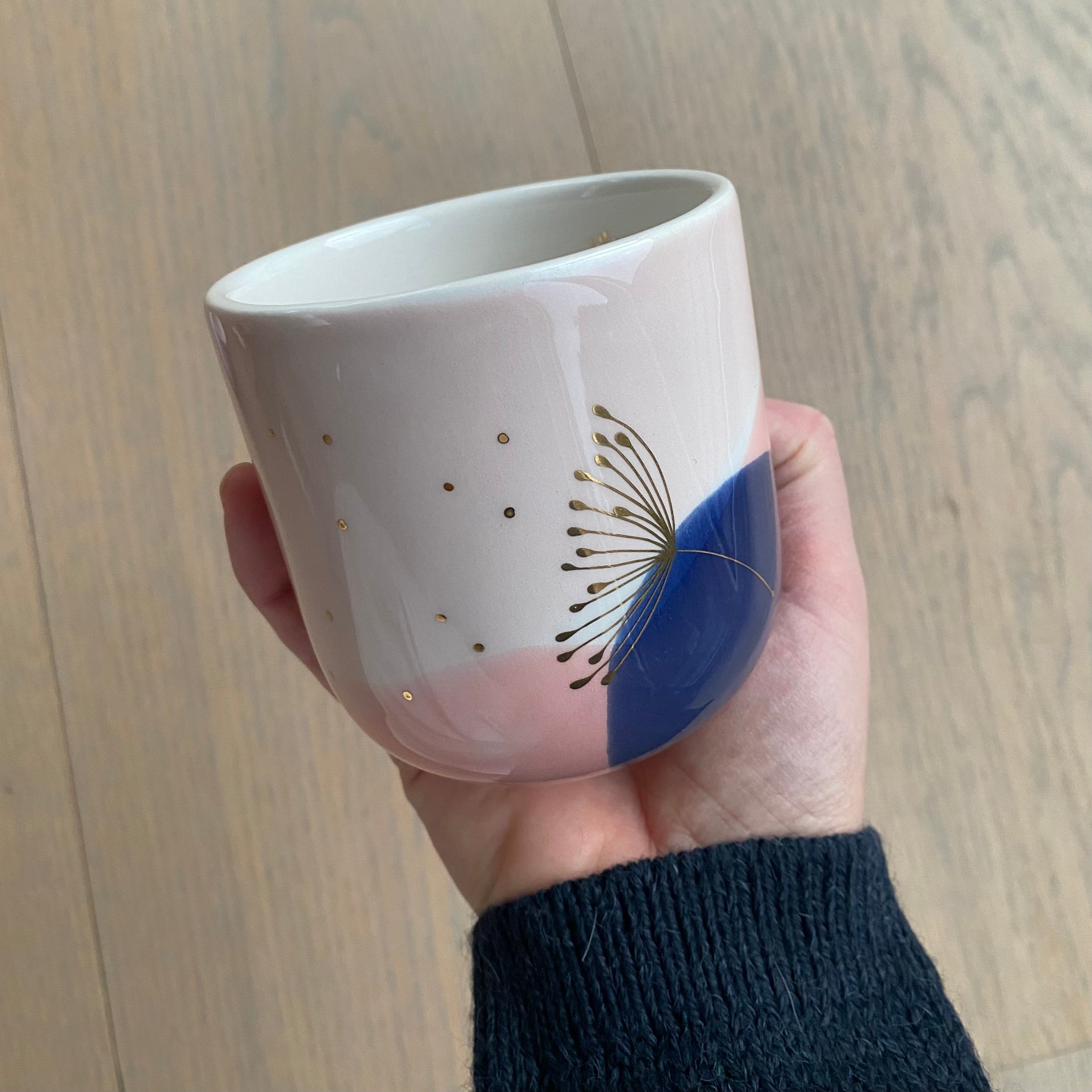 Håndlavet Marinski latte kop med guldprikker og botanisk motiv af mælkebøtte