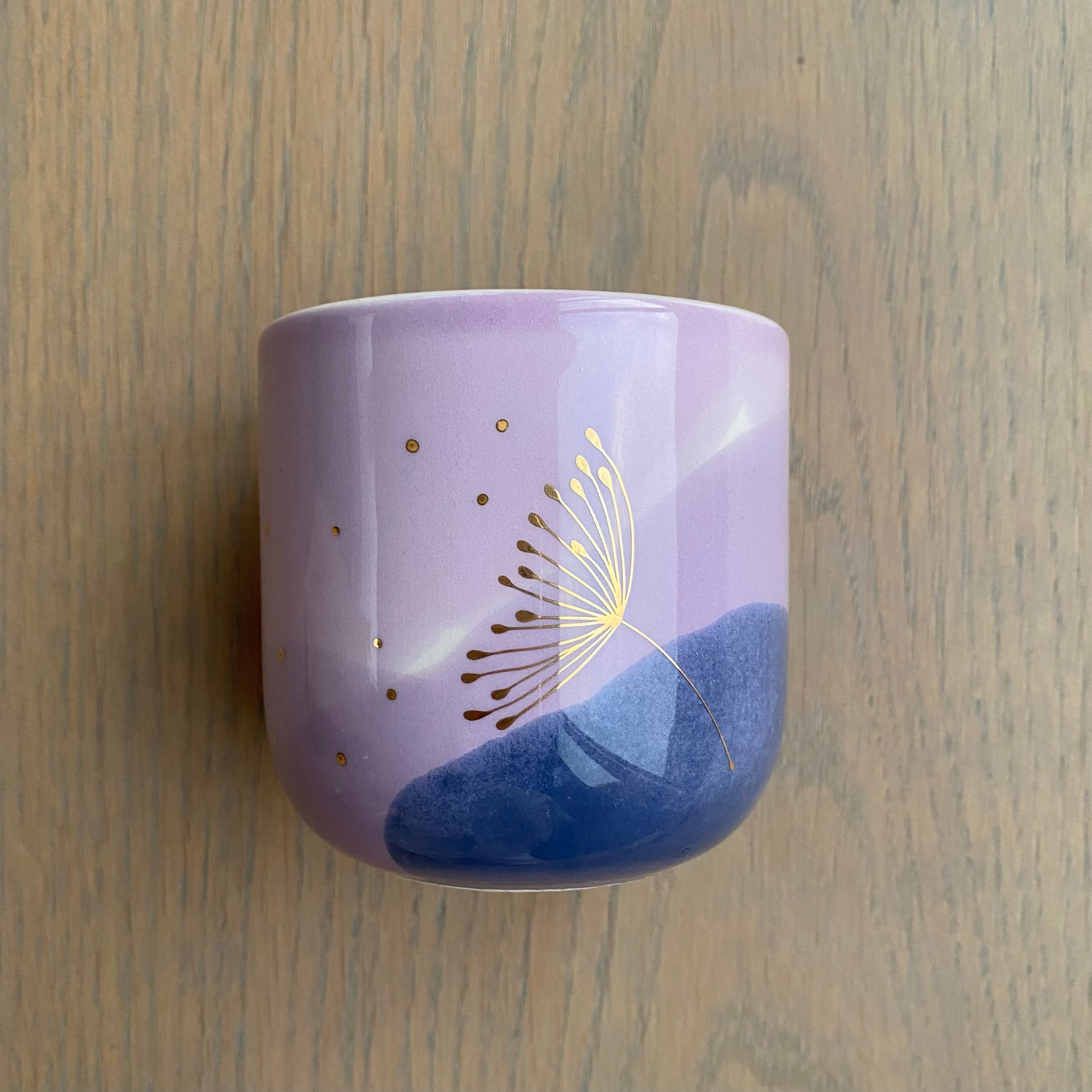 Håndlavet Marinski latte kop med guldprikker og guldmotiv 